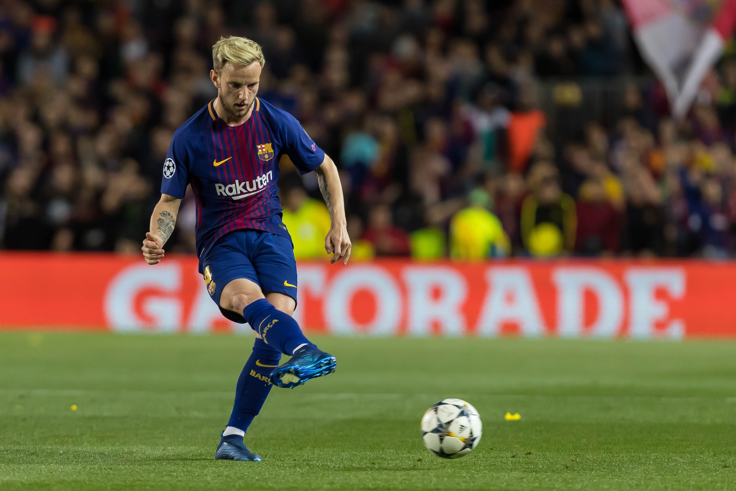 BARCELONA, SPAIN - APRIL 04: Ivan Rakitic of Barcelona controls the ball during the UEFA Champions League Quarter-Final first leg match between FC Barcelona and AS Roma at Camp Nou on April 4, 2018 in Barcelona, Spain. (Photo by TF-Images/TF-Images via Ge