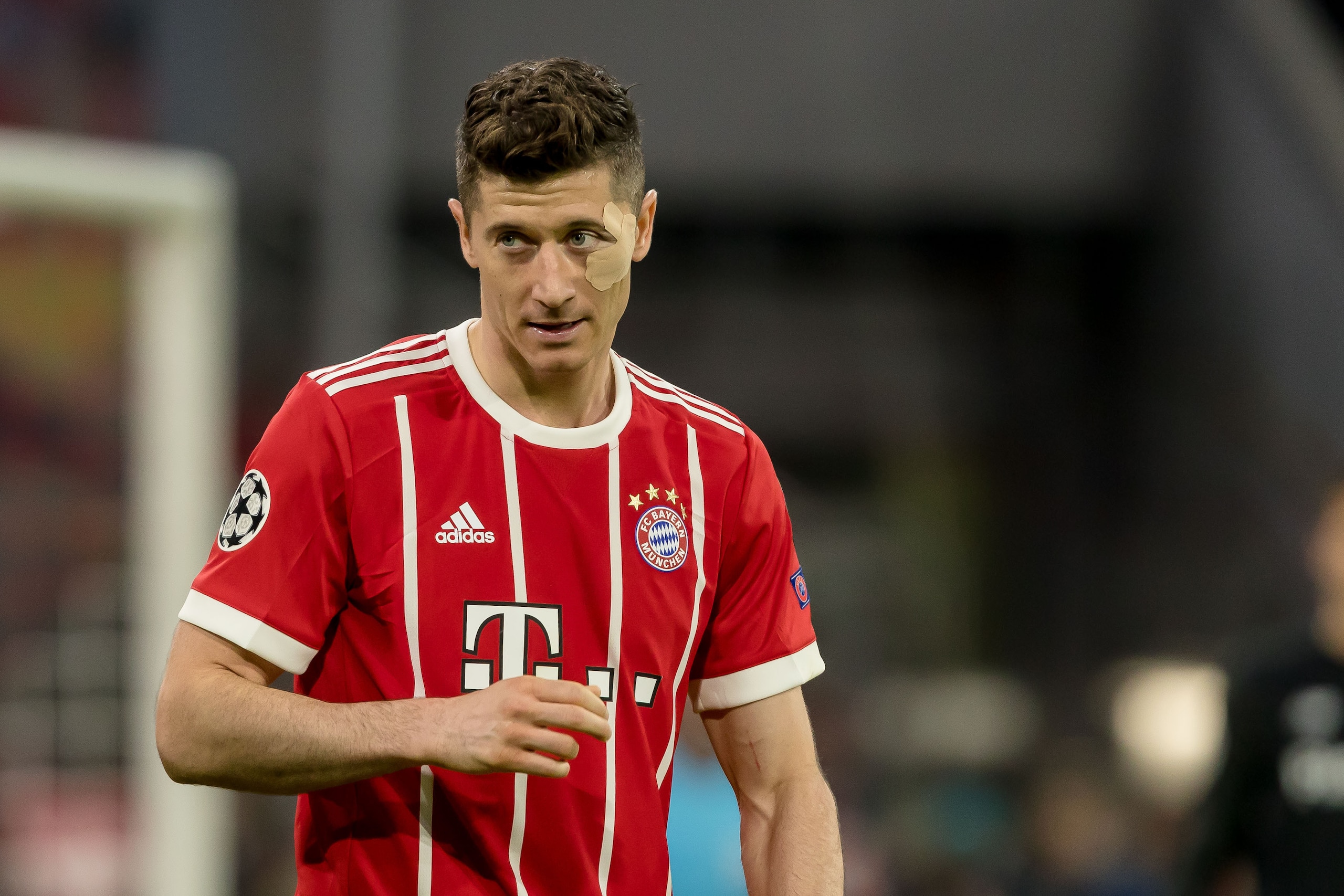 MUNICH, GERMANY - APRIL 11: Robert Lewandowski of Muenchen looks on during the UEFA Champions League quarter final second leg match between Bayern Muenchen and Sevilla FC at Allianz Arena on April 11, 2018 in Munich, Germany. (Photo by TF-Images/Getty Ima