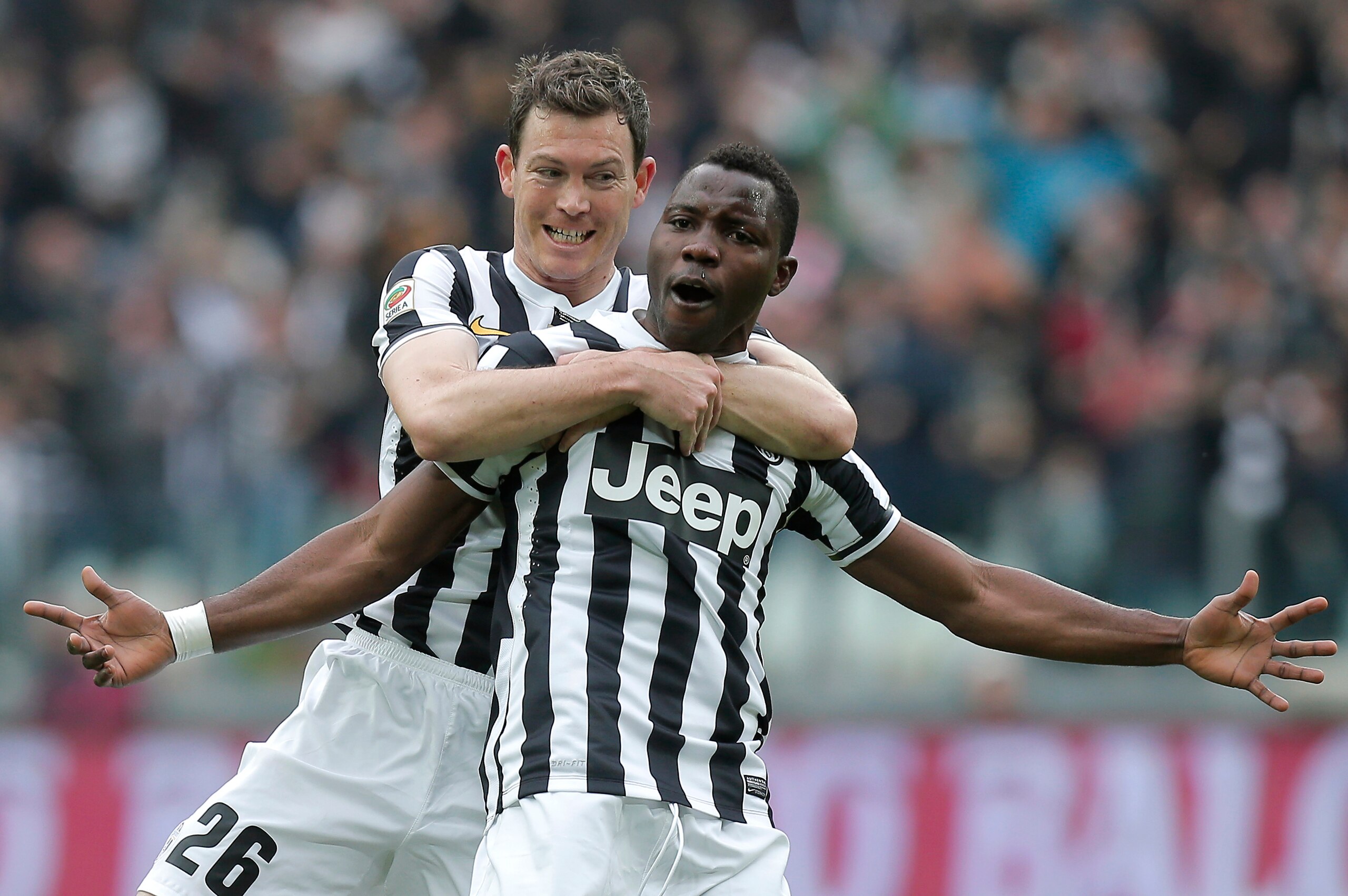 Juventus' Ivorian midfielder Kwadwo Asamoah (R) celebrates with his teammate Stephan Lichtsteiner after scoring during the Italian Serie A football match Juventus vs Chievo Verona at Juventus Stadium in Turin on February 16, 2014.  AFP PHOTO / MARCO BERTO