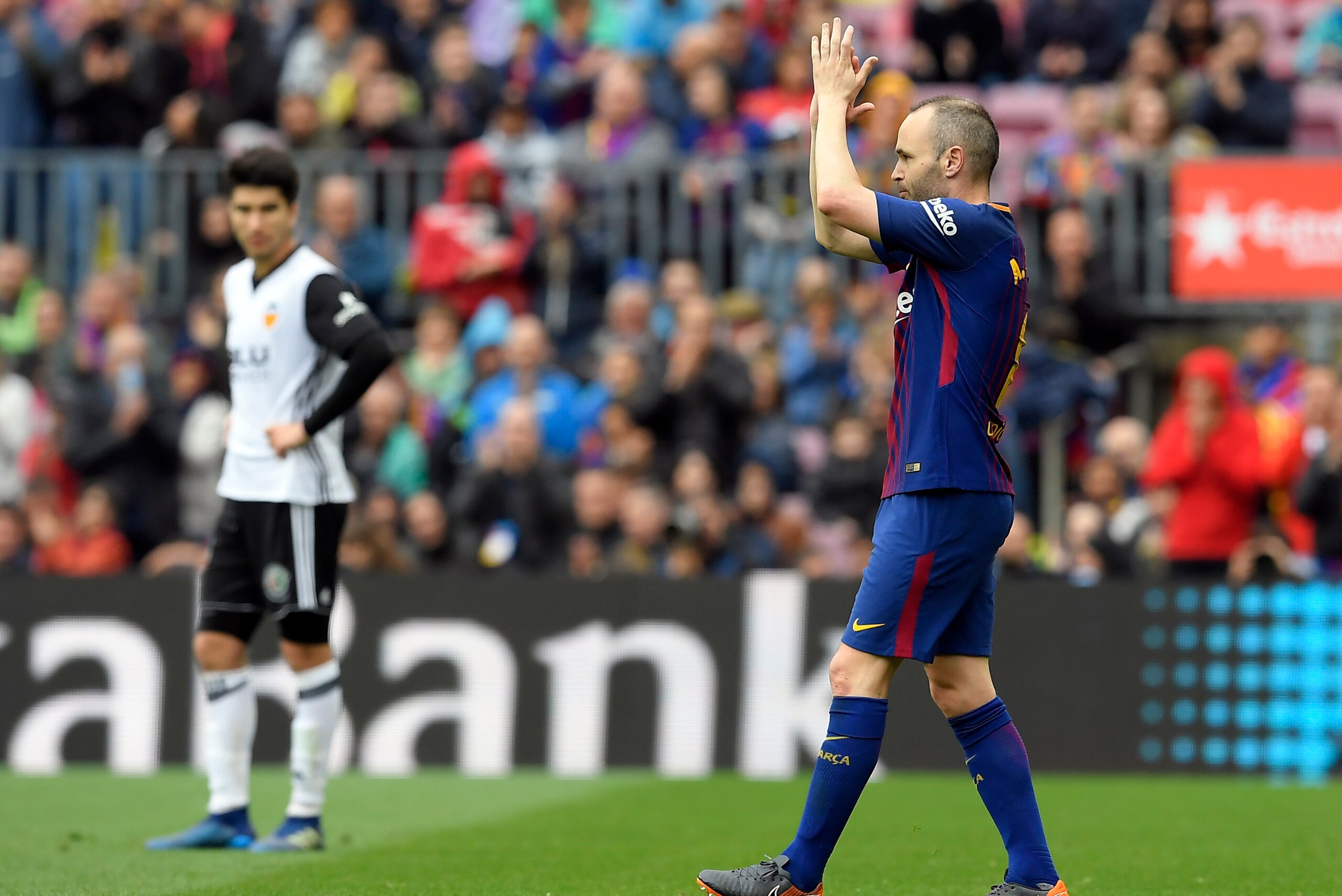 Barcelona's Spanish midfielder Andres Iniesta applauds as he leaves the pitch during the Spanish league footbal match between FC Barcelona and Valencia CF at the Camp Nou stadium in Barcelona on April 14, 2018. / AFP PHOTO / LLUIS GENE (Photo credi Barcelona's Spanish midfielder Andres Iniesta applauds as he leaves the pitch during the Spanish league footbal match between FC Barcelona and Valencia CF at the Camp Nou stadium in Barcelona on April 14, 2018. / AFP PHOTO / LLUIS GENE (Photo credi