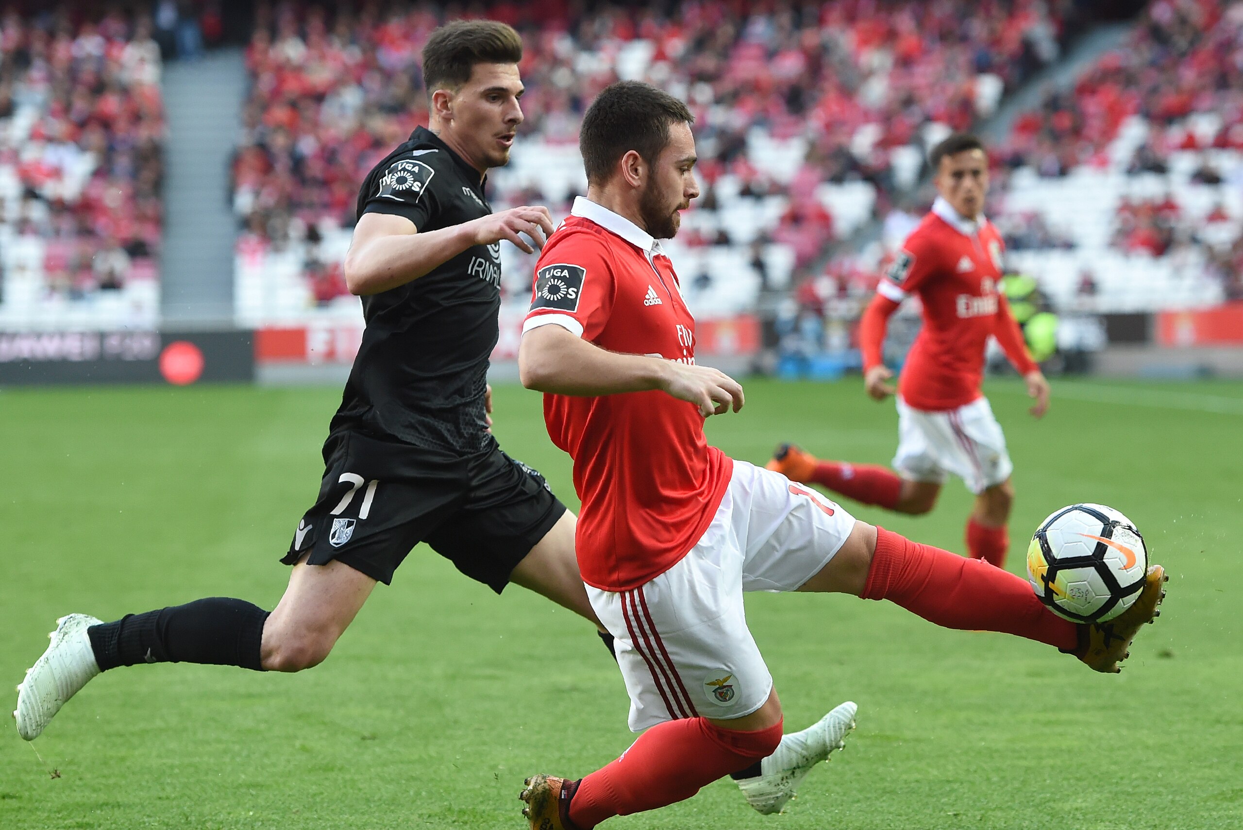 Benfica's Serbian forward Andrija Zivkovic (R) vies with Vitoria's Portuguese forward Fabio Sturgeon during the Portuguese League football match between SL Benfica and Vitoria Guimaraes SC at the La Luz stadium in Lisbon on March 31, 2018. / AFP PHOTO / F