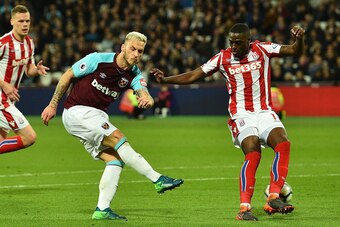 West Ham United's Austrian midfielder Marko Arnautovic (C) shoots but fails to score during the English Premier League football match between West Ham United and Stoke City at The London Stadium, in east London on April 16, 2018. / AFP PHOTO / Glyn KIRK /