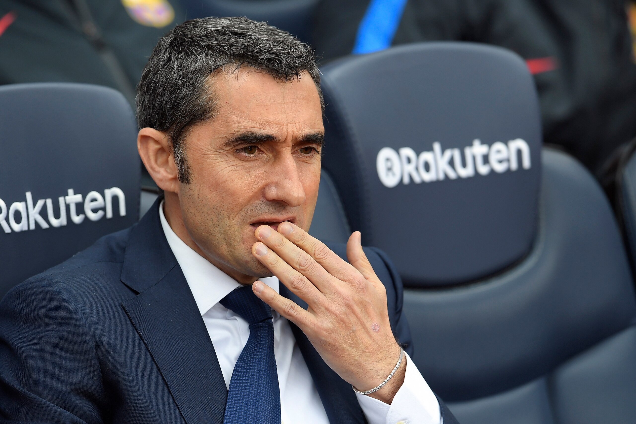 Barcelona's Spanish coach Ernesto Valverde sits on the bench before the Spanish league footbal match between FC Barcelona and Valencia CF at the Camp Nou stadium in Barcelona on April 14, 2018. / AFP PHOTO / LLUIS GENE        (Photo credit should read LLU