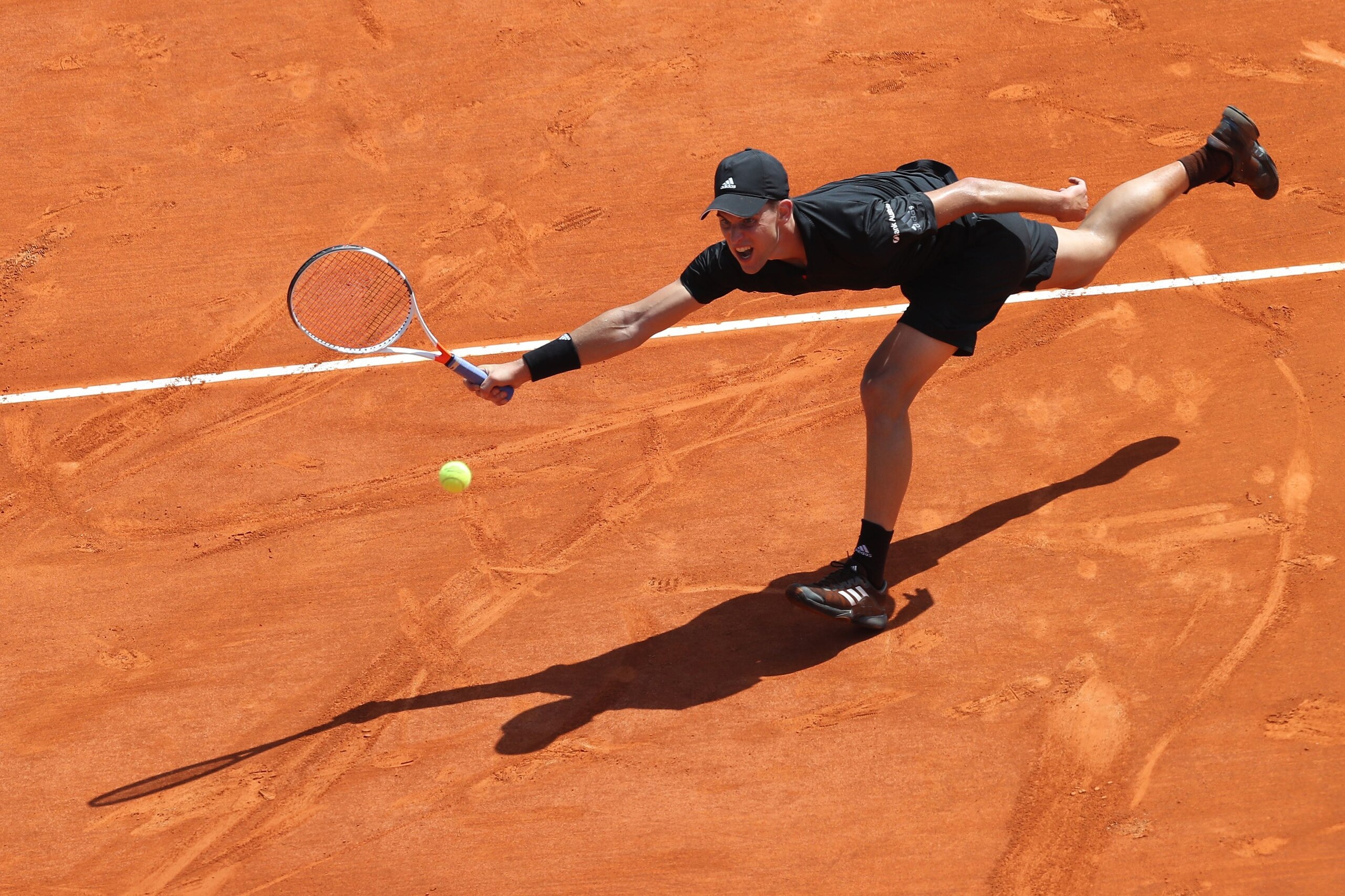 TOPSHOT - Austria's Dominic Thiem returns the ball to Russia's Andrey Rublev during their tennis match as part of the Monte-Carlo ATP Masters Series Tournament, on April 17, 2018 in Monaco. / AFP PHOTO / VALERY HACHE        (Photo credit should read VALER
