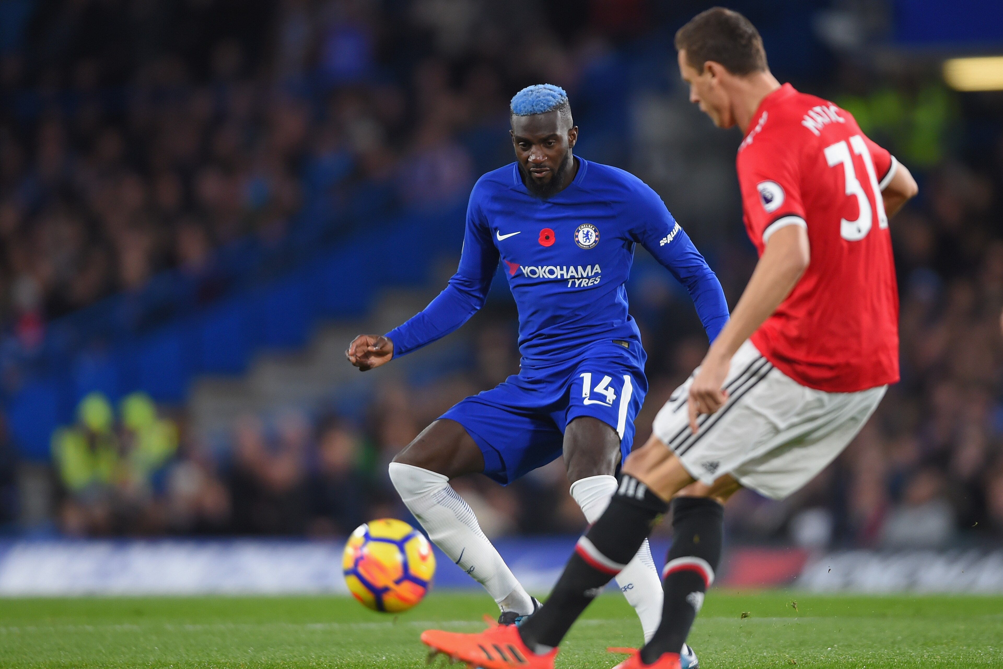 LONDON, ENGLAND - NOVEMBER 05:  Tiemoue Bakayoko of Chelsea puts pressure on Nemanja Matic of Manchester United during the Premier League match between Chelsea and Manchester United at Stamford Bridge on November 5, 2017 in London, England.  (Photo by Mik