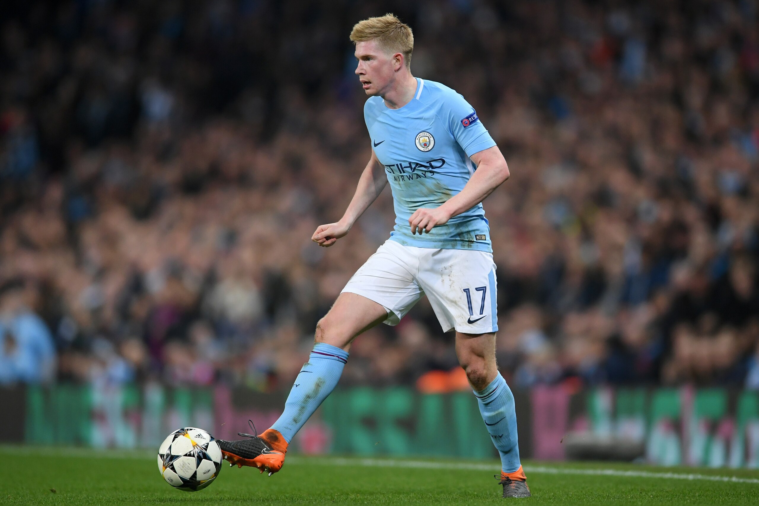 MANCHESTER, ENGLAND - APRIL 10:  Kevin De Bruyne of Manchester City runs with the ball during the Quarter Final Second Leg match between Manchester City and Liverpool at Etihad Stadium on April 10, 2018 in Manchester, England.  (Photo by Laurence Griffith