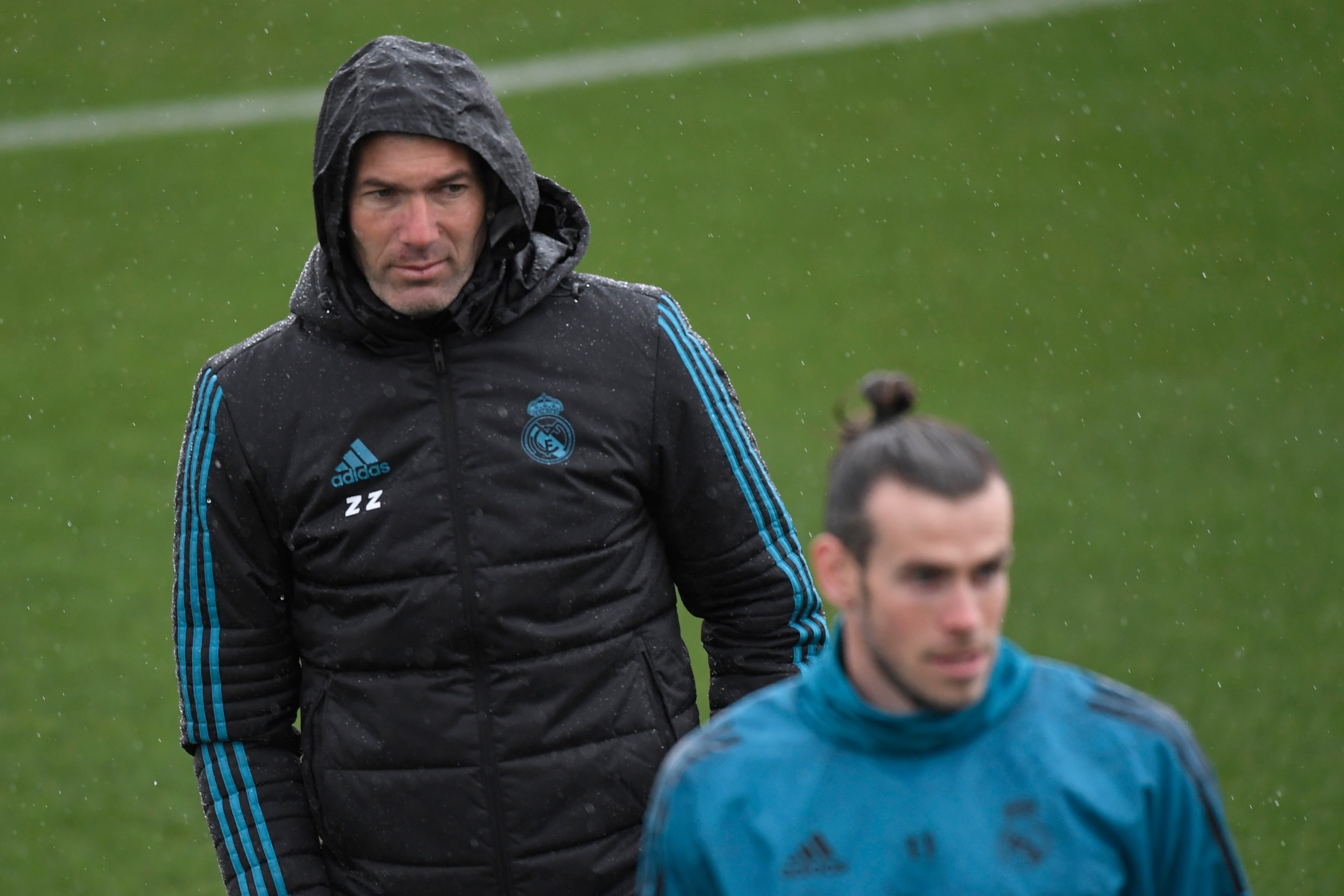 Real Madrid's French coach Zinedine Zidane (L) looks at Real Madrid's Welsh forward Gareth Bale during a training session at Valdebebas Sport City in Madrid on April 10, 2018 on the eve of the UEFA Champions League quarter-final second leg football match 
