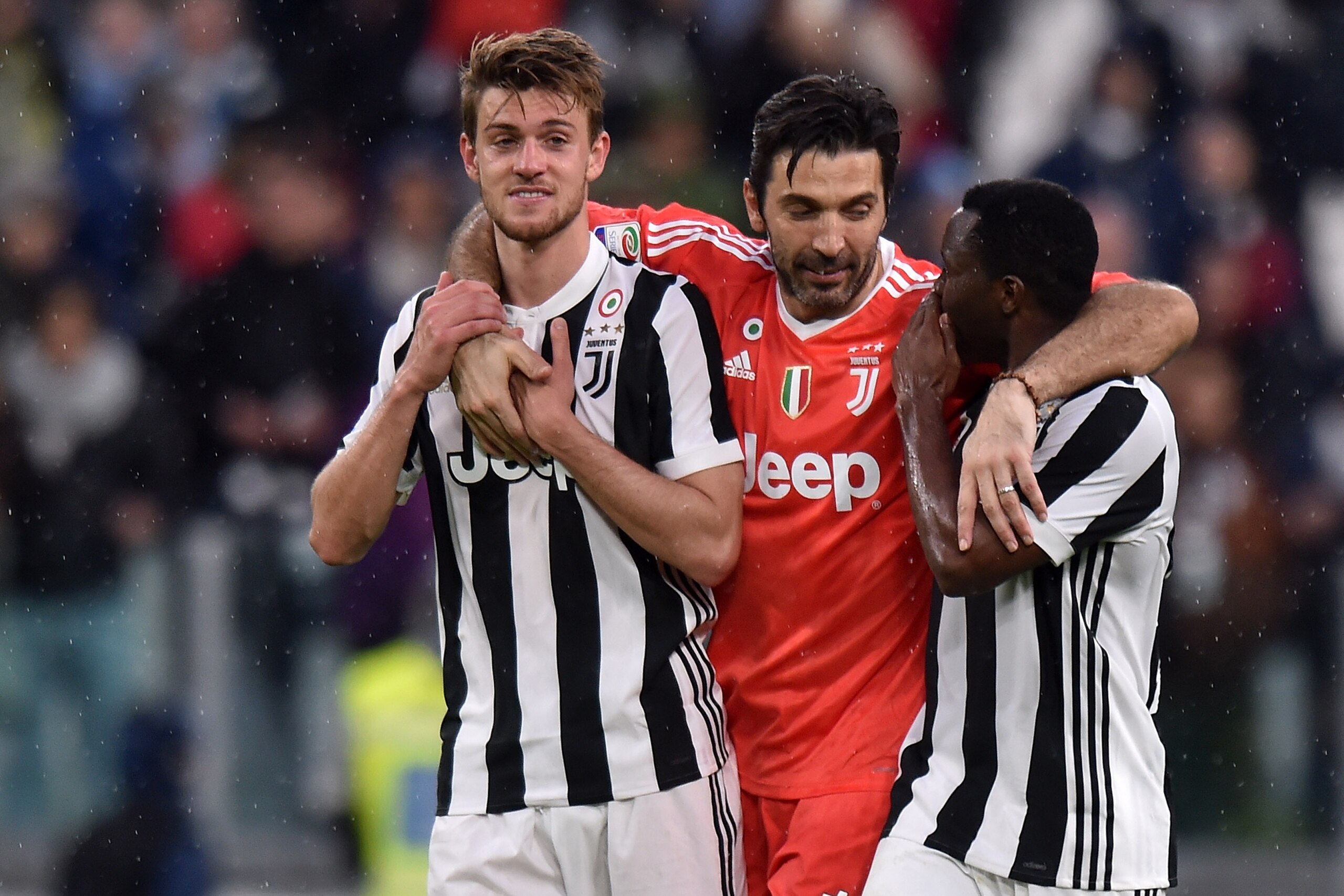 TURIN, ITALY - APRIL 15: (L-R) Daniele Rugani, Gianluigi Buffon and Kwadwo Asamoah of Juventus celebrtate after winning the serie A match between Juventus and UC Sampdoria at Allianz Stadium on April 15, 2018 in Turin, Italy.  (Photo by Tullio M. Puglia/G