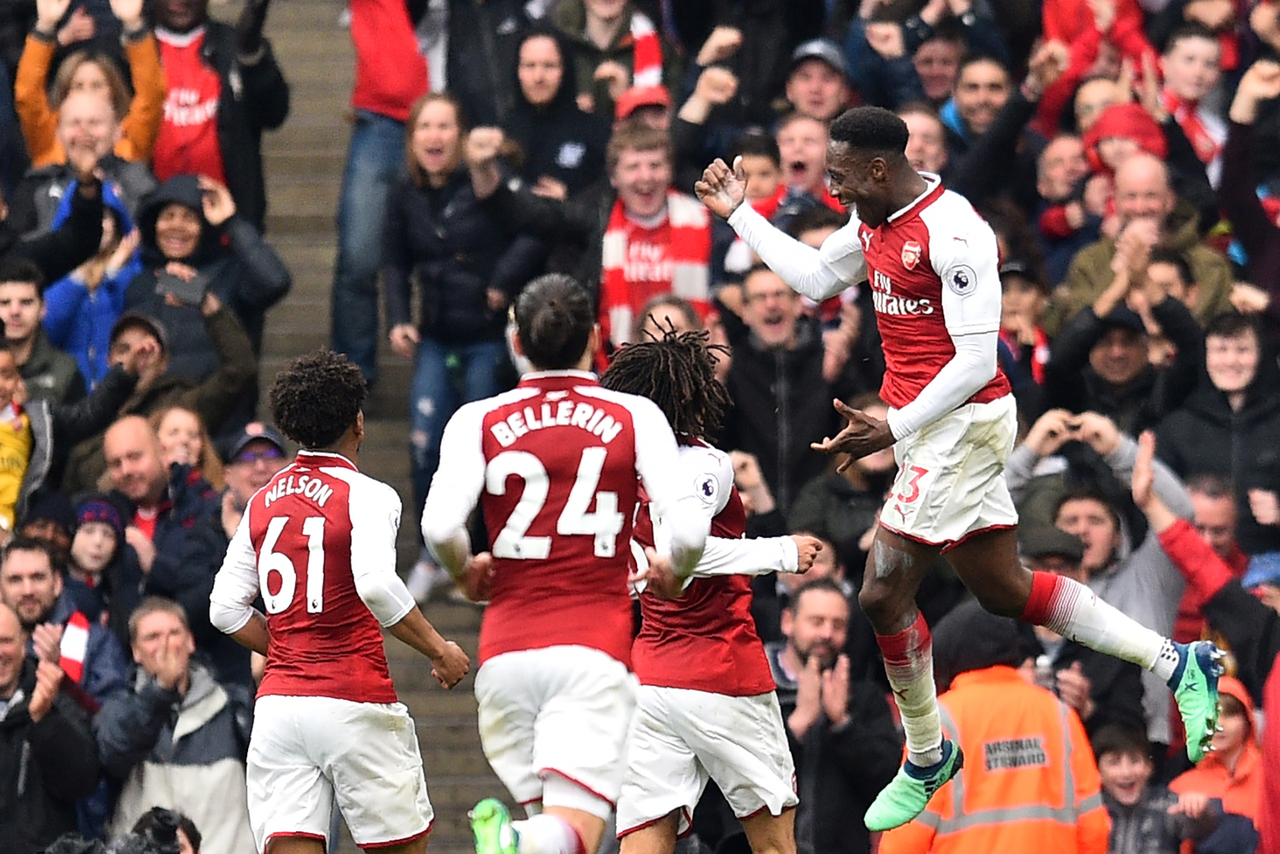 Arsenal's English striker Danny Welbeck (R) celebrates scoring the team's second goal during the English Premier League football match between Arsenal and Southampton at the Emirates Stadium in London on April 8, 2018.  / AFP PHOTO / Glyn KIRK / RESTRICTE