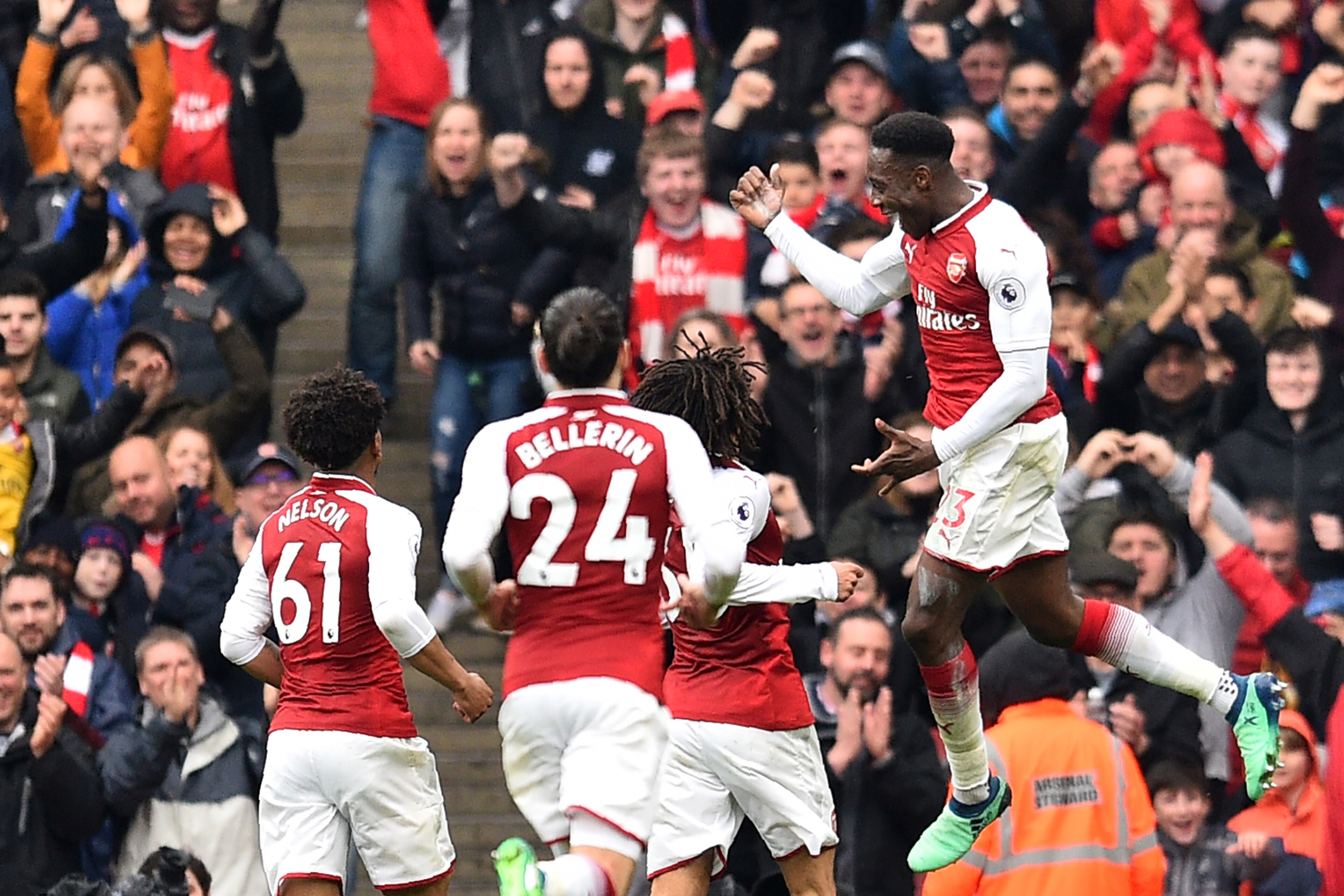 Arsenal's English striker Danny Welbeck (R) celebrates scoring the team's second goal during the English Premier League football match between Arsenal and Southampton at the Emirates Stadium in London on April 8, 2018.  / AFP PHOTO / Glyn KIRK / RESTRICTE