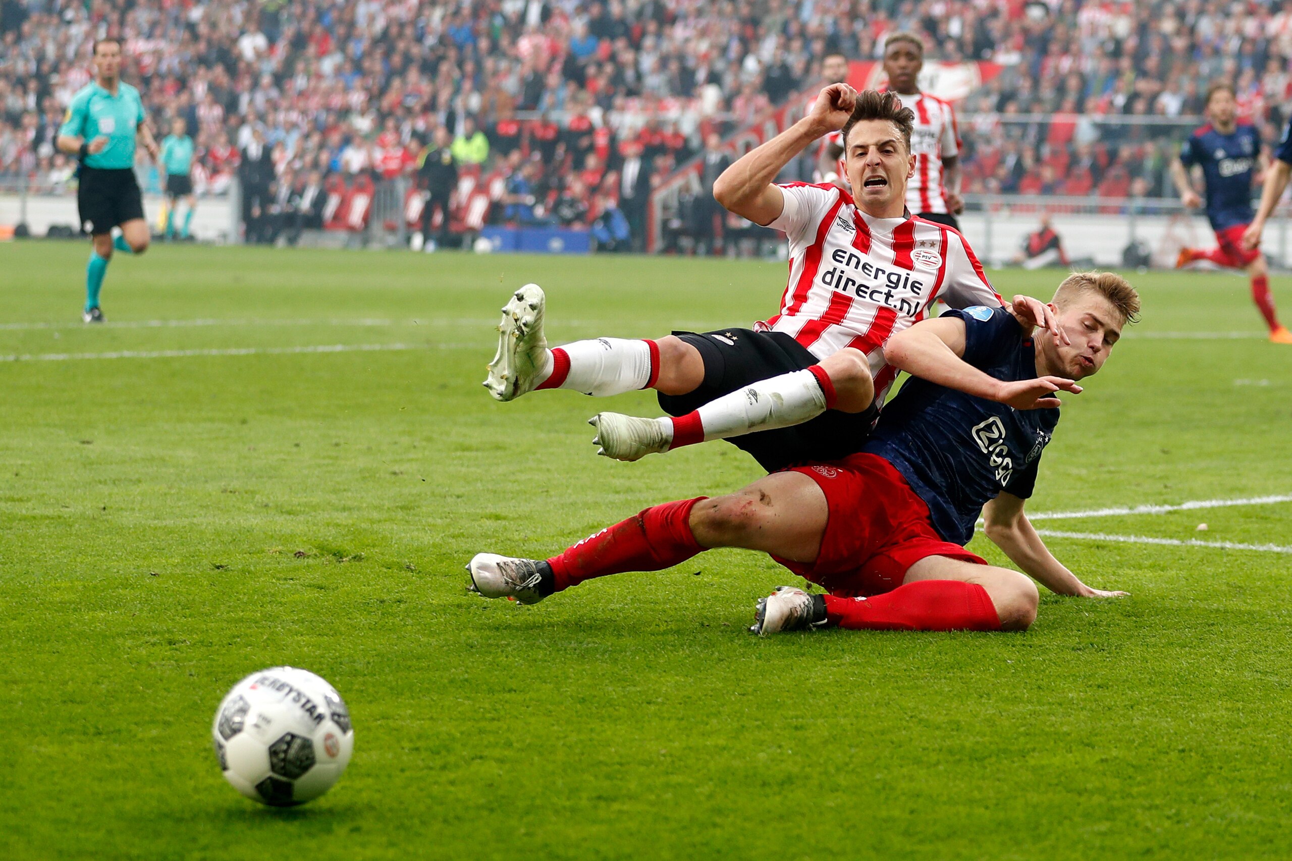 EINDHOVEN, NETHERLANDS - APRIL 15: (L-R) Santiago Arias of PSV, Matthijs de Ligt of Ajax during the Dutch Eredivisie match between PSV v Ajax at the Philips Stadium on April 15, 2018 in Eindhoven Netherlands (Photo by Edwin van Zandvoort/Soccrates/Getty EINDHOVEN, NETHERLANDS - APRIL 15: (L-R) Santiago Arias of PSV, Matthijs de Ligt of Ajax during the Dutch Eredivisie match between PSV v Ajax at the Philips Stadium on April 15, 2018 in Eindhoven Netherlands (Photo by Edwin van Zandvoort/Soccrates/Getty