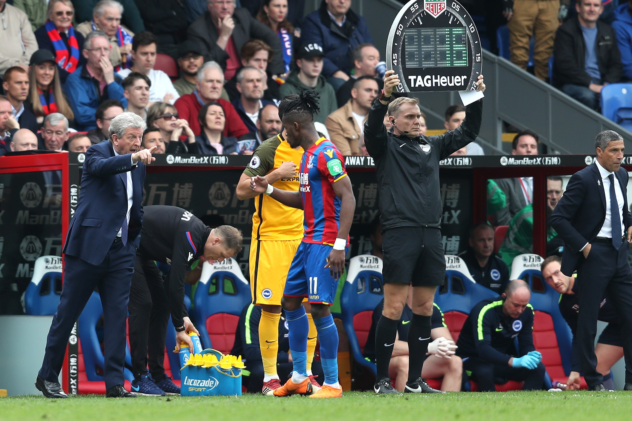 LONDON, ENGLAND - APRIL 14:  Roy Hodgson, Manager of Crystal Palace gives instruction to Wilfried Zaha of Crystal Palace during the Premier League match between Crystal Palace and Brighton and Hove Albion at Selhurst Park on April 14, 2018 in London, Engl