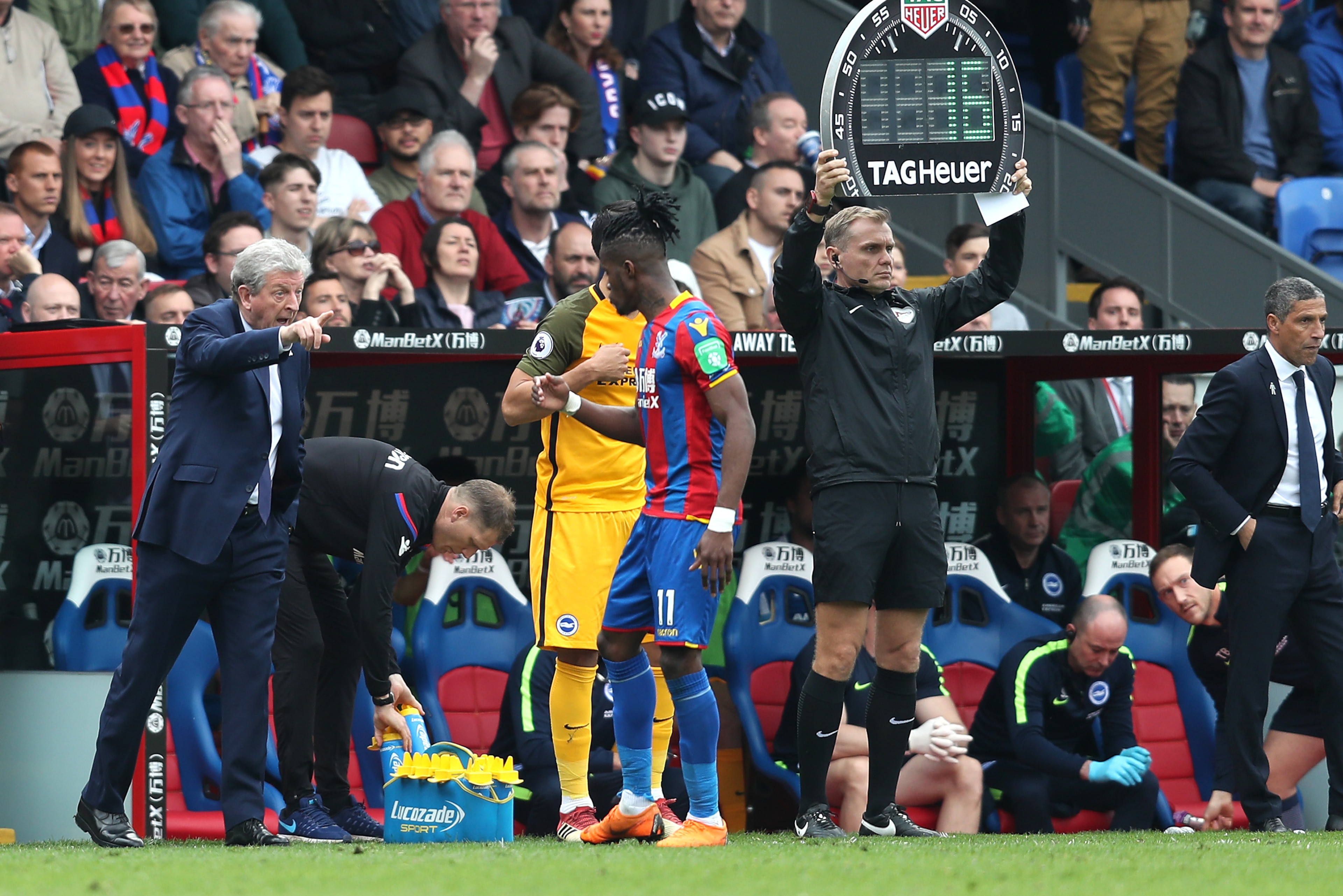 LONDON, ENGLAND - APRIL 14:  Roy Hodgson, Manager of Crystal Palace gives instruction to Wilfried Zaha of Crystal Palace during the Premier League match between Crystal Palace and Brighton and Hove Albion at Selhurst Park on April 14, 2018 in London, Engl