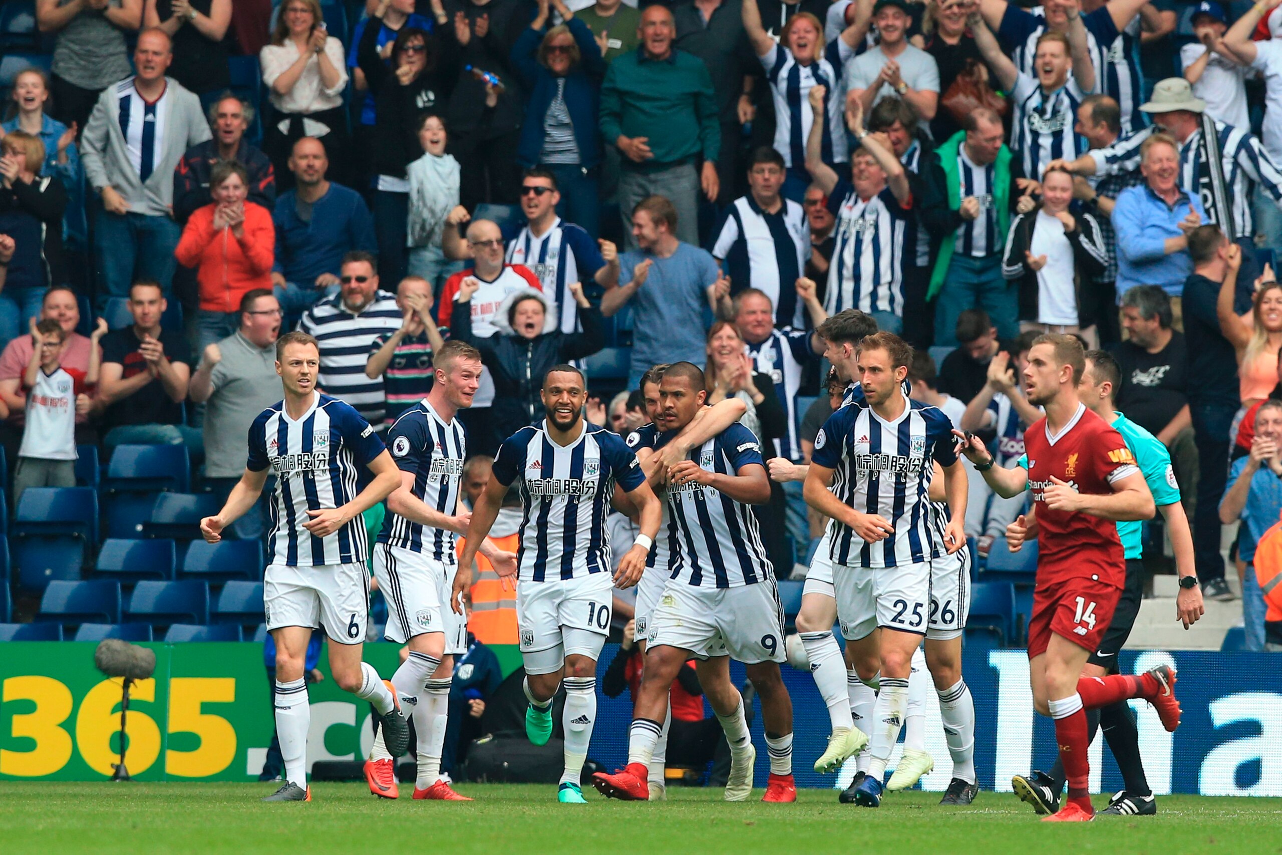 West Bromwich Albion's Venezuelan striker Salomon Rondon (C) celebrates with his team-mates after scoring their second goal to equalise 2-2 during the English Premier League football match between West Bromwich Albion and Liverpool at The Hawthorns stadiu