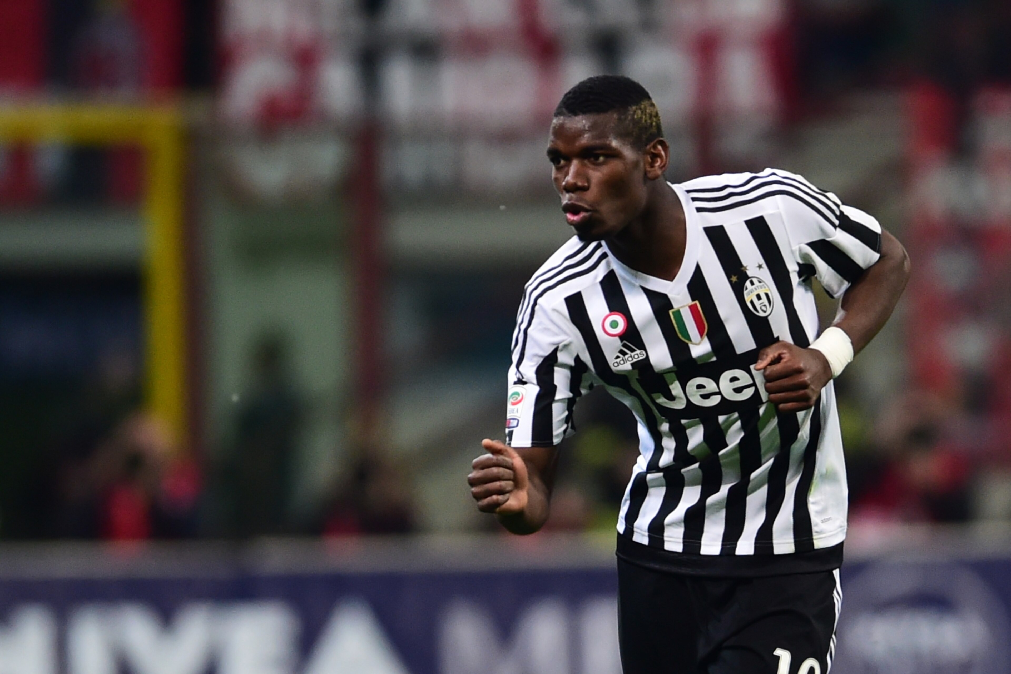 Juventus' midfielder from France Paul Pogba celebrates after scoring a goal  during the Italian Serie A football match AC Milan' vs Juventus  at 'San Siro' Stadium in Milan on April 9, 2016.   / AFP / GIUSEPPE CACACE        (Photo credit should read GIUSE