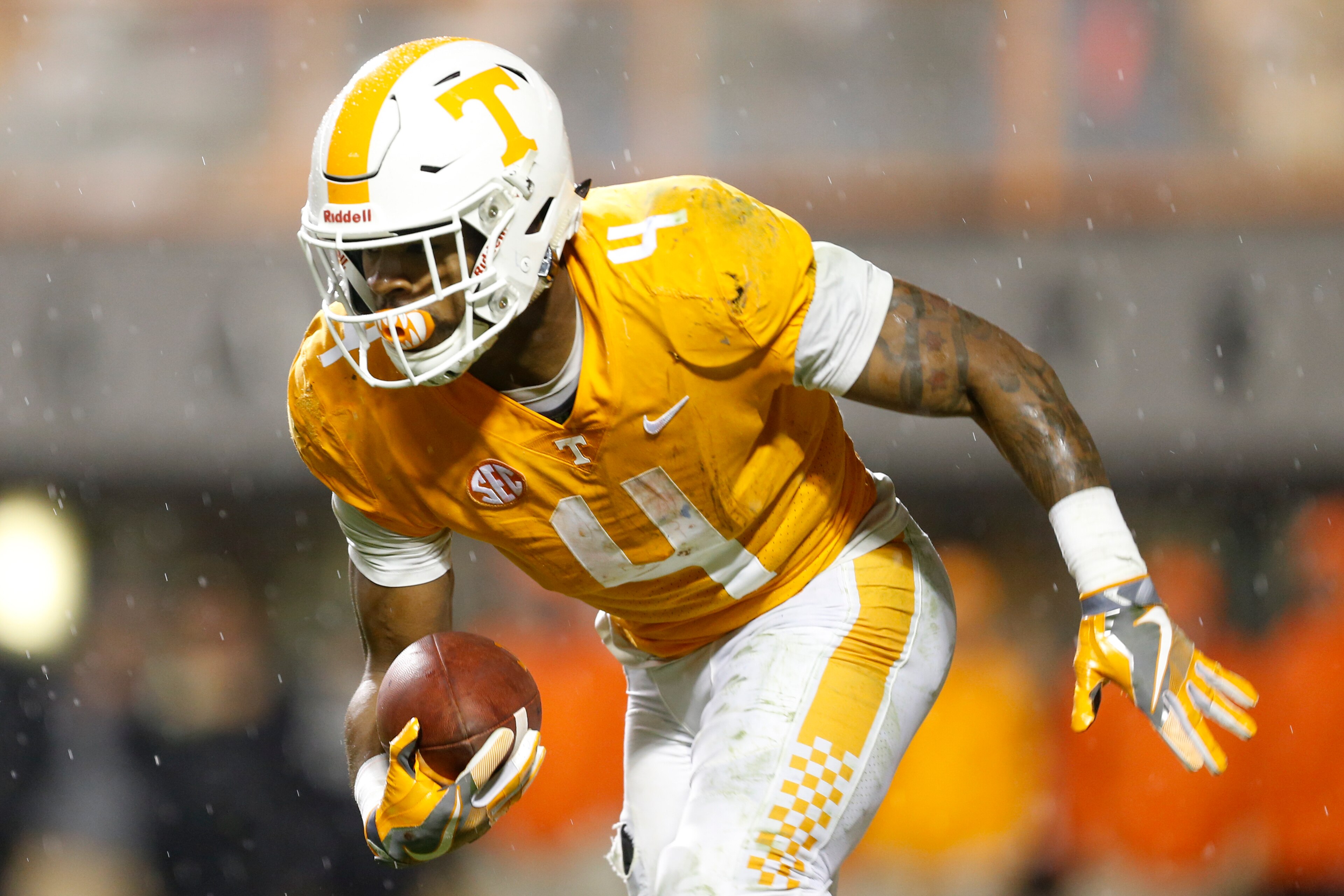KNOXVILLE, TN - NOVEMBER 18:  John Kelly #4 of the Tennessee Volunteers runs with the ball against the LSU Tigers at Neyland Stadium on November 18, 2017 in Knoxville, Tennessee.  (Photo by Michael Reaves/Getty Images)