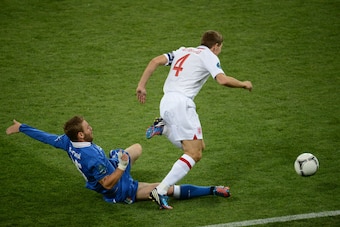 Italian midfielder Daniele De Rossi (L) vies with English midfielder Steven Gerrard during the Euro 2012 football championships quarter-final match England vs Italy on June 24, 2012 at the Olympic Stadium in Kiev.     AFP PHOTO/ JEFF PACHOUD        (Photo