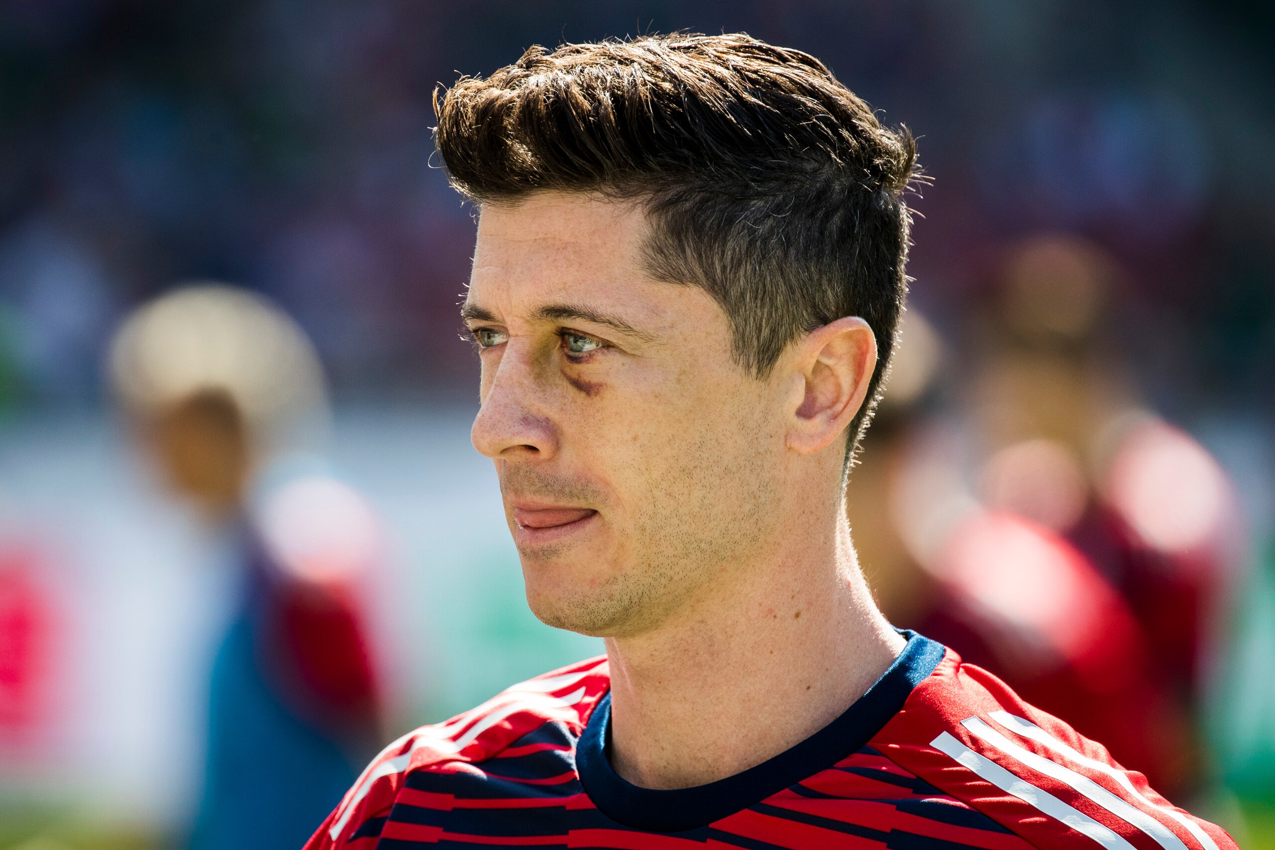 Bayern Munich's Polish forward Robert Lewandowski is seen warming up prior to the German first division Bundesliga football match between Hannover 96 vs Bayern Munich in Hanover, central Germany, on April 21, 2018. (Photo by ODD ANDERSEN / AFP) / RESTRICT