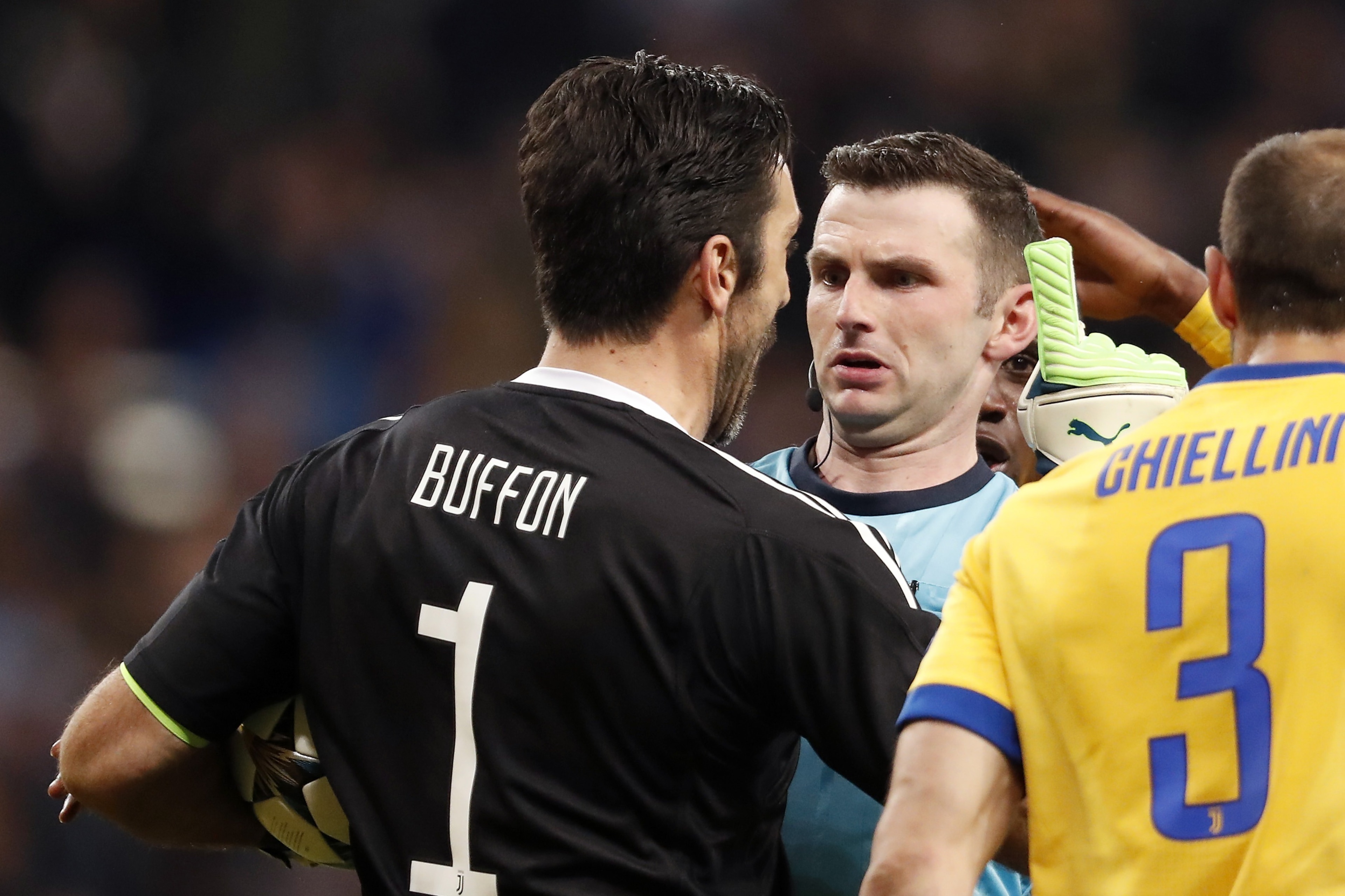 (L-R) goalkeeper Gianluigi Buffon of Juventus FC, referee Michael Oliver, Giorgio Chiellini of Juventus FC during the UEFA Champions League quarter final match between Real Madrid and Juventus FC at the Santiago Bernabeu stadium on April 11, 2018 in Madri (L-R) goalkeeper Gianluigi Buffon of Juventus FC, referee Michael Oliver, Giorgio Chiellini of Juventus FC during the UEFA Champions League quarter final match between Real Madrid and Juventus FC at the Santiago Bernabeu stadium on April 11, 2018 in Madri