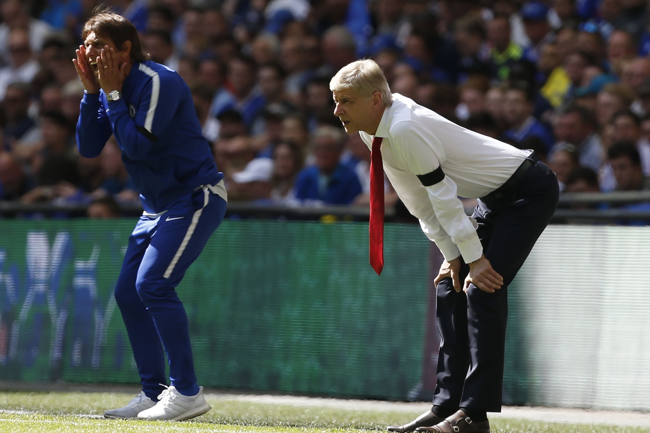 Chelsea's Italian head coach Antonio Conte (L) and Arsenal's French manager Arsene Wenger gesture during the English FA Community Shield football match between Arsenal and Chelsea at Wembley Stadium in north London on August 6, 2017. / AFP PHOTO / Ian KIN