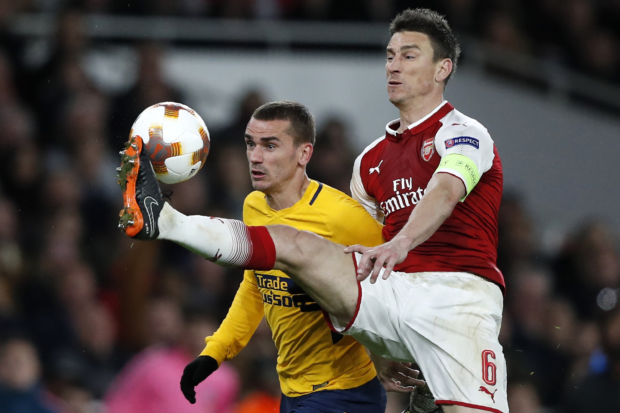 Atletico Madrid's French striker Antoine Griezmann (L) vies with Arsenal's French defender Laurent Koscielny on his way to scoring their first goal during the UEFA Europa League first leg semi-final football match  between Arsenal and Atletico Madrid at t