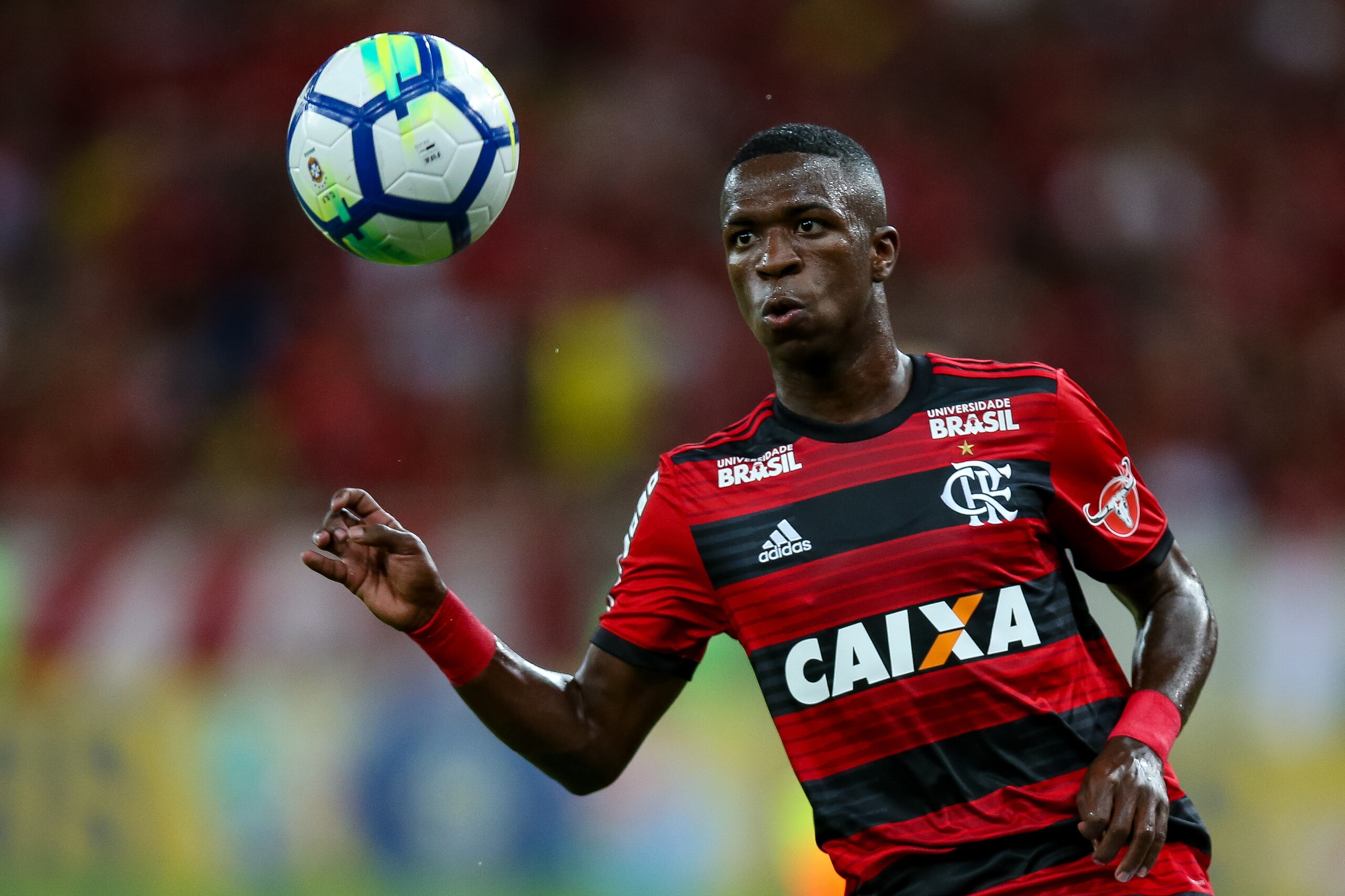 RIO DE JANEIRO, BRAZIL - APRIL 21: Vinicius Jr. of Flamengo controls the ball during a match between Flamengo and America MG as part of Brasileirao Series A 2018 at Maracana Stadium on April 21, 2018 in Rio de Janeiro, Brazil. (Photo by Buda Mendes/Getty 
