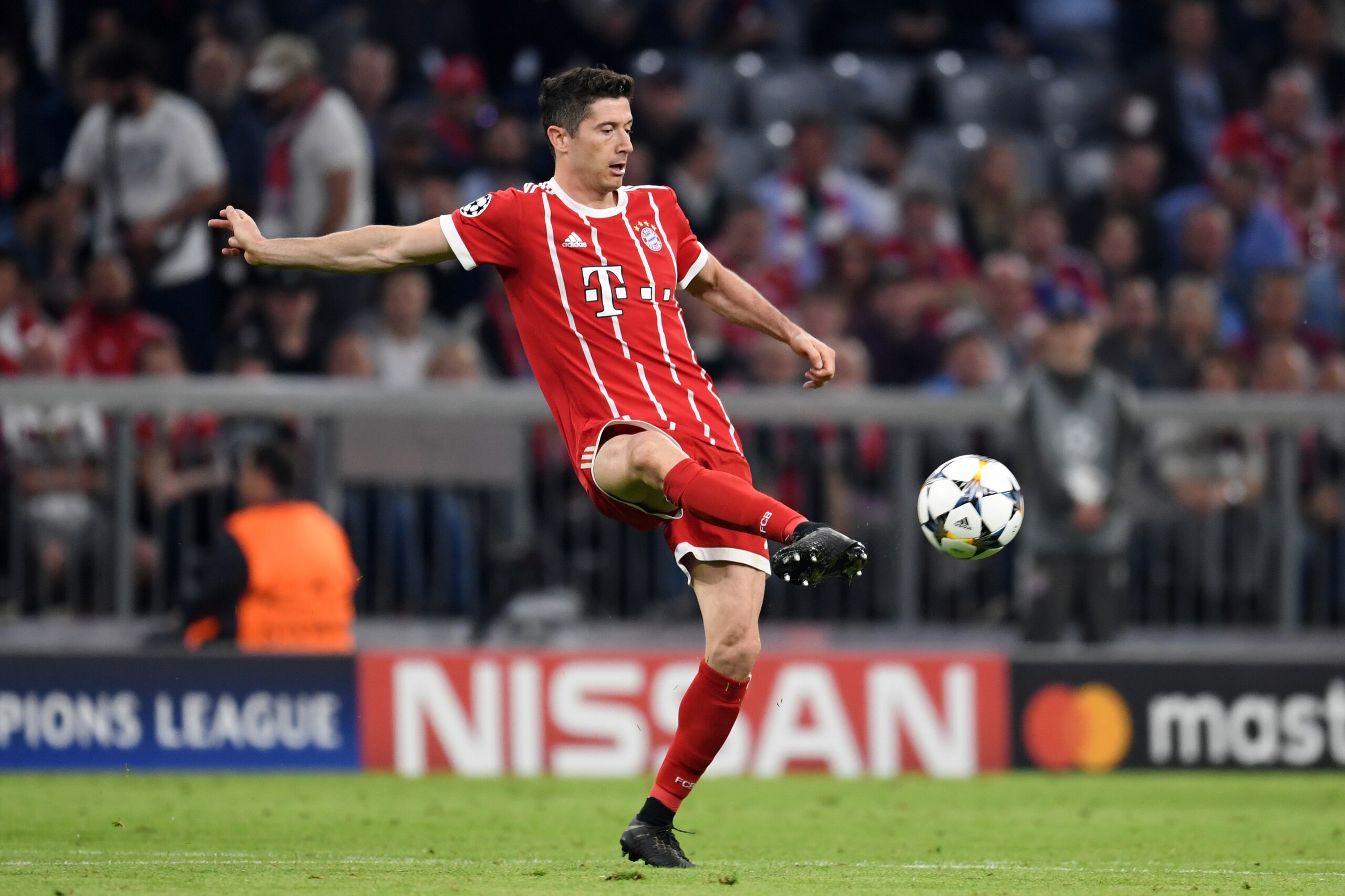 MUNICH, GERMANY - APRIL 25: Robert Lewandowski of Bayern Munich in action during the UEFA Champions League Semi Final First Leg match between Bayern Muenchen and Real Madrid at the Allianz Arena on April 25, 2018 in Munich, Germany. (Photo by Etsuo Hara/G