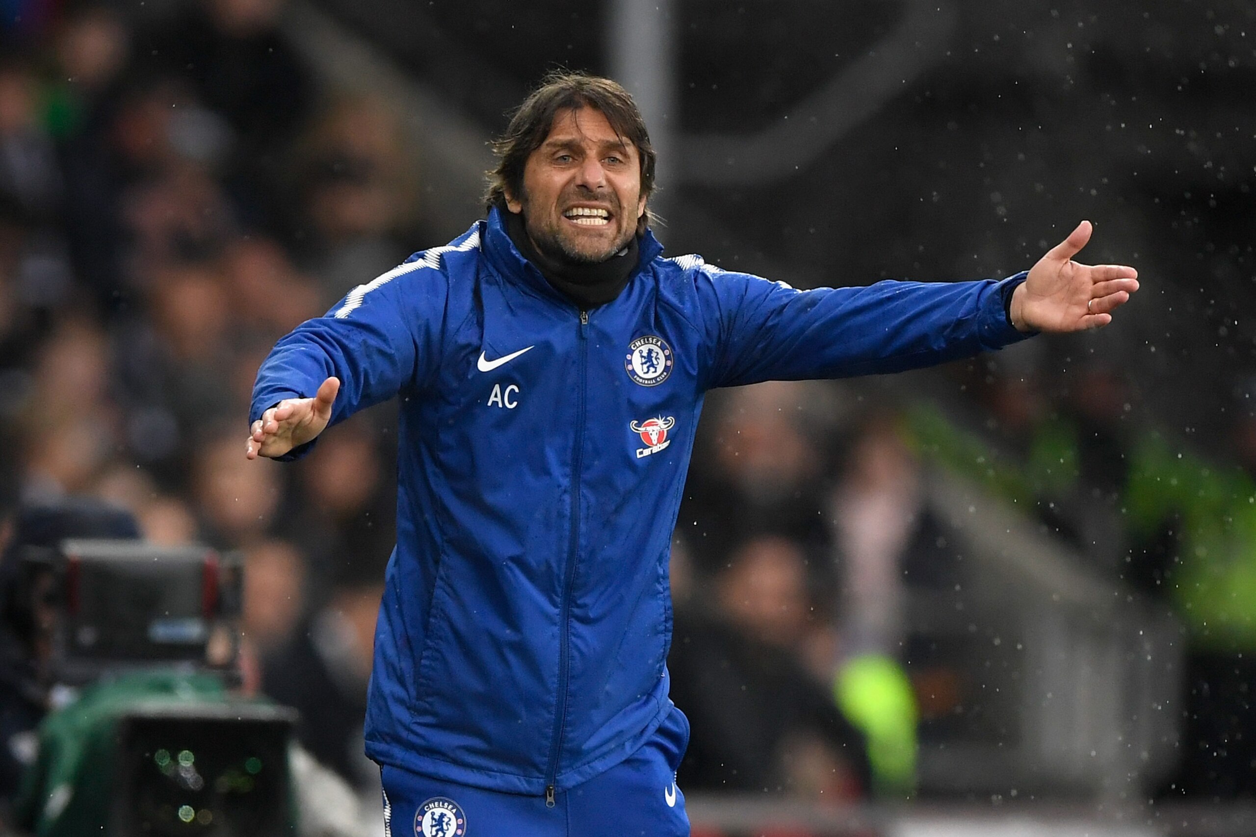SWANSEA, WALES - APRIL 28: Chelsea manager Antonio Conte reacts during the Premier League match between Swansea City and Chelsea at Liberty Stadium on April 28, 2018 in Swansea, Wales.  (Photo by Stu Forster/Getty Images)