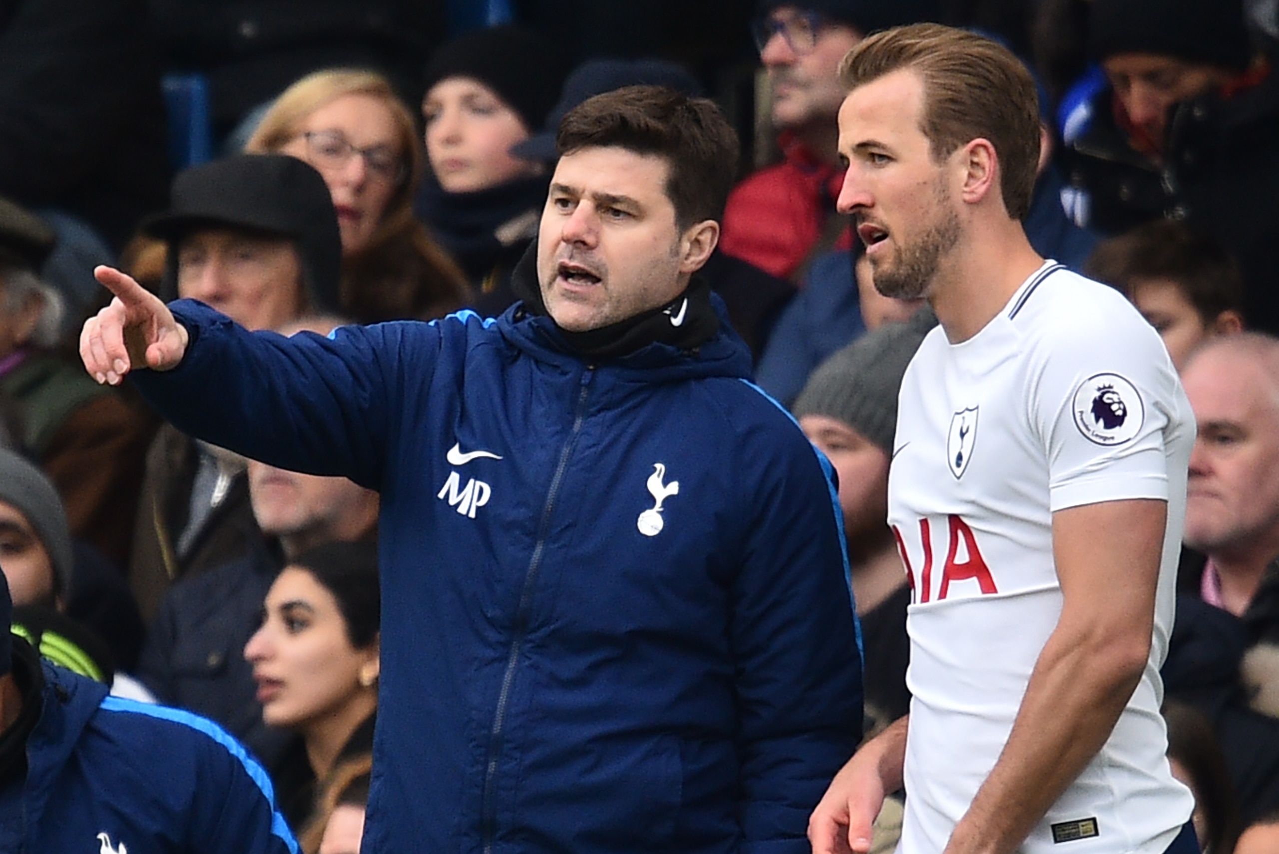 Tottenham Hotspur's Argentinian head coach Mauricio Pochettino (L) speaks with Tottenham Hotspur's English striker Harry Kane as he comes on as substitute during the English Premier League football match between Chelsea and Tottenham Hotspur at Stamford B