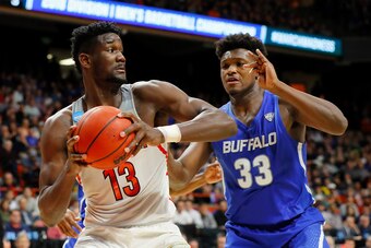 BOISE, ID - MARCH 15:  Deandre Ayton #13 of the Arizona Wildcats handles the ball against Nick Perkins #33 of the Buffalo Bulls in the second half during the first round of the 2018 NCAA Men's Basketball Tournament at Taco Bell Arena on March 15, 2018 in 