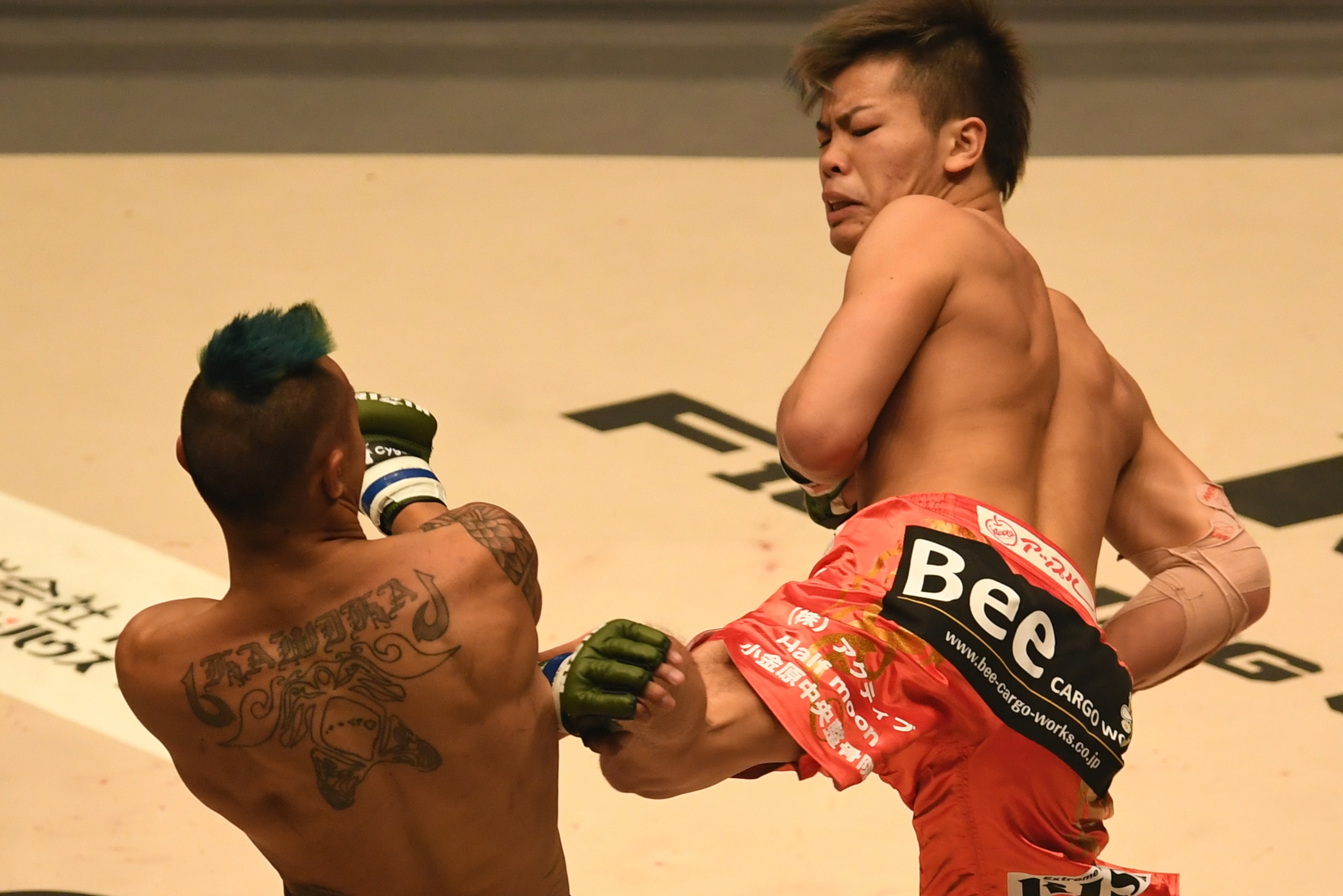 SAITAMA, JAPAN - DECEMBER 31:  Tenshin Nasukawa of Japan kicks Kawika Oligo of the United States in the bout during the RIZIN Fighting World GP 2016 final round at Saitama Super Arena on December 31, 2016 in Saitama, Japan.  (Photo by Etsuo Hara/Getty Ima