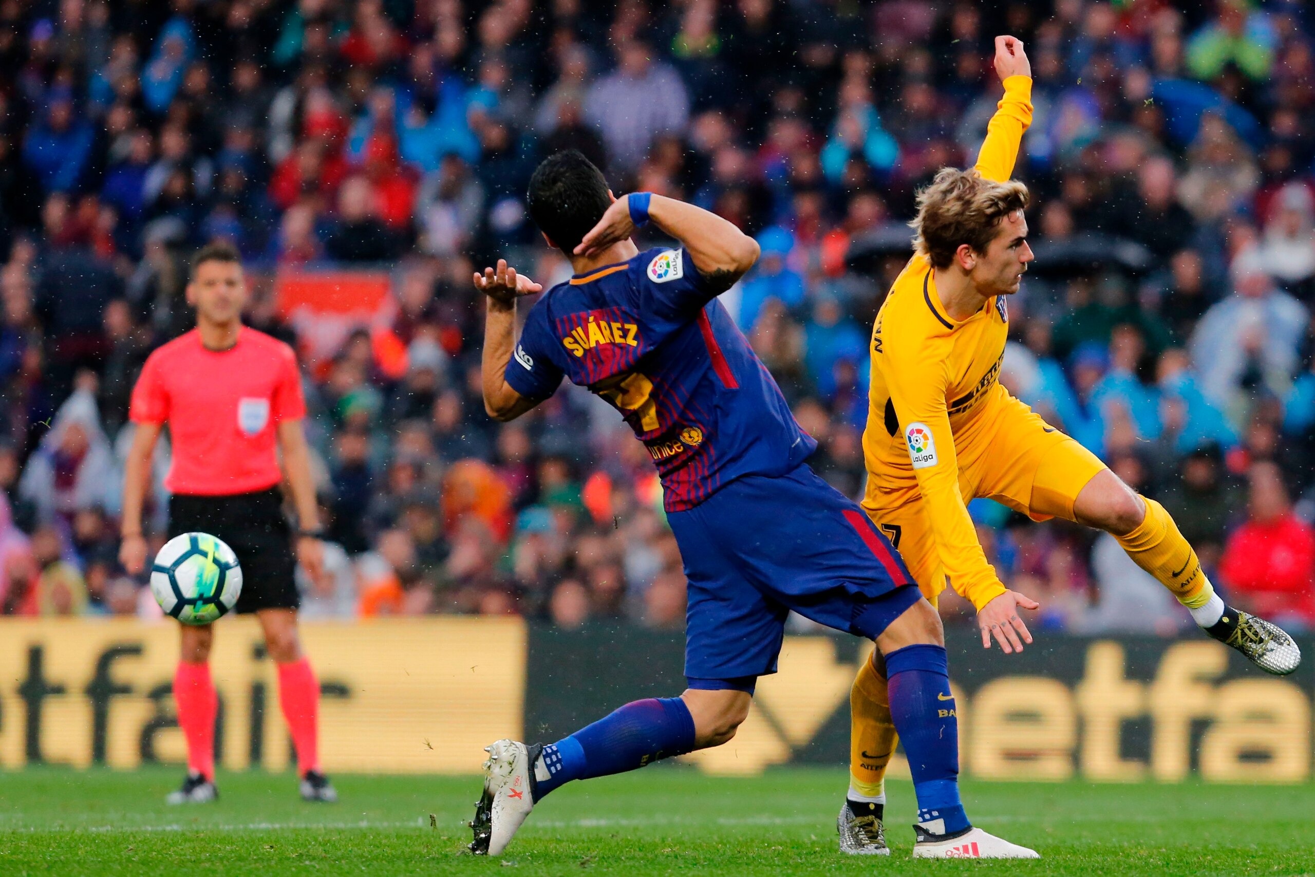 Atletico Madrid's French forward Antoine Griezmann (R) vies with Barcelona's Uruguayan forward Luis Suarez during the Spanish league football match FC Barcelona against Club Atletico de Madrid at the Camp Nou stadium in Barcelona on March 04, 2018. / AFP 