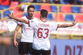 BOLOGNA, ITALY - APRIL 29:  Hakan  Calhanoglu of AC Milan celebrates after scoring the opening goal during the serie A match between Bologna FC and AC Milan at Stadio Renato Dall'Ara on April 29, 2018 in Bologna, Italy.  (Photo by Mario Carlini / Iguana P