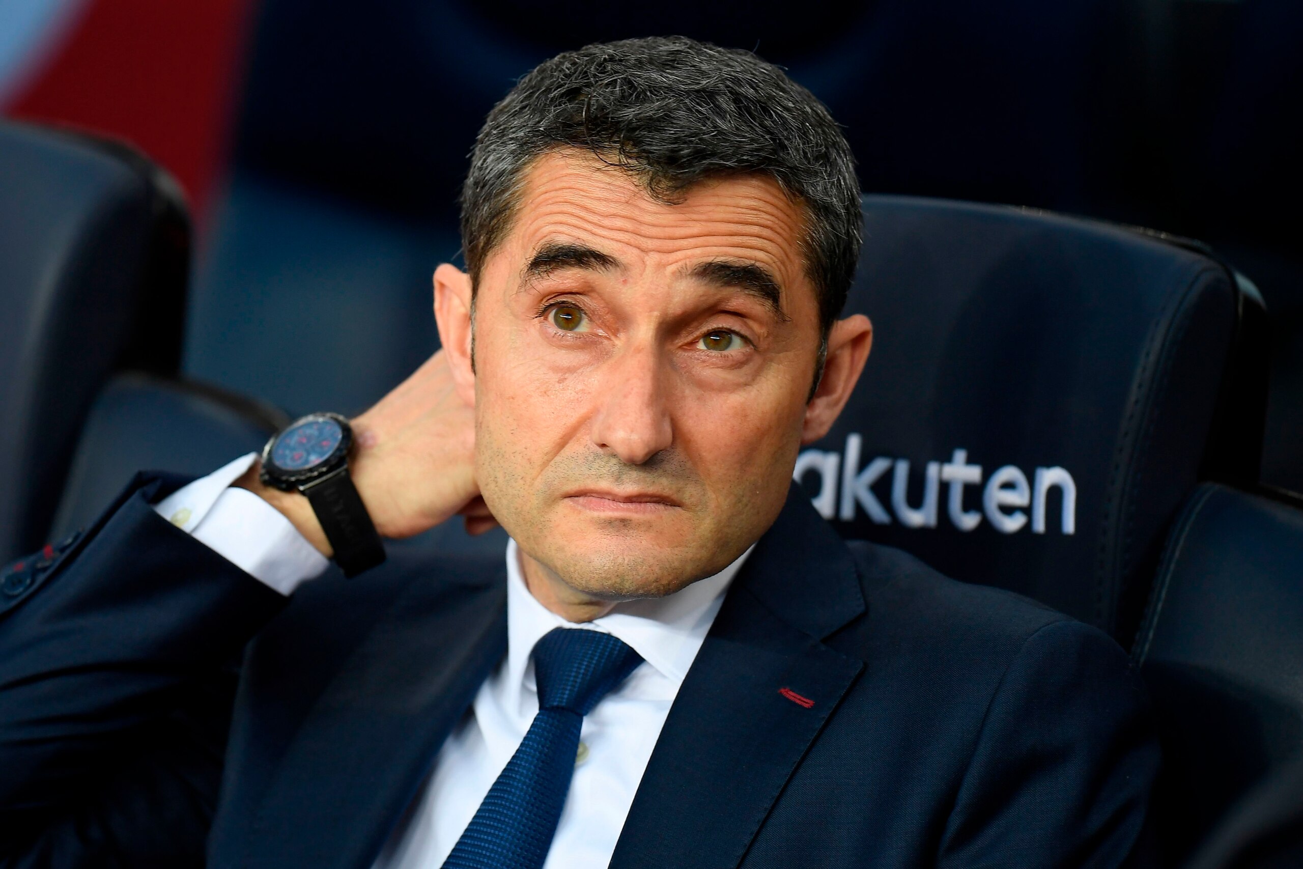 Barcelona's Spanish coach Ernesto Valverde reacts during the Spanish league football match between FC Barcelona and Real Madrid CF at the Camp Nou stadium in Barcelona on May 6, 2018. (Photo by LLUIS GENE / AFP)        (Photo credit should read LLUIS GENE