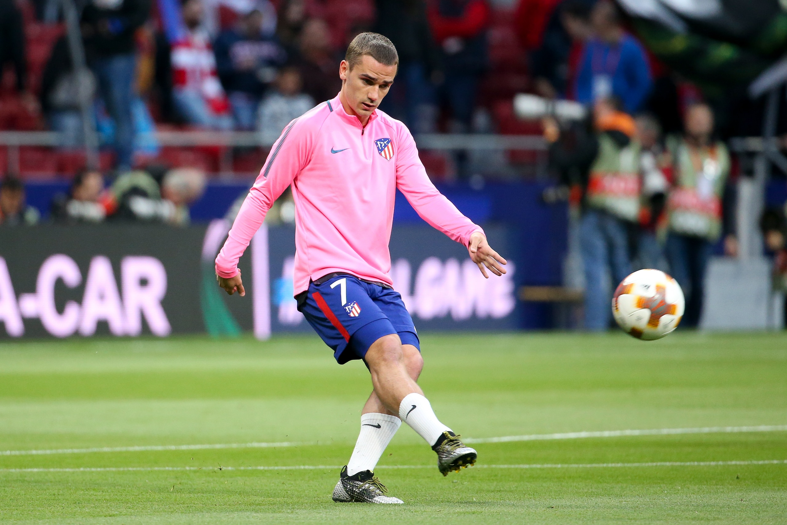 MADRID, SPAIN - MAY 3: Antoine Griezmann of Atletico Madrid warms up before the UEFA Europa League Semi Final second leg match between Atletico Madrid and Arsenal FC at Estadio Wanda Metropolitano on May 3, 2018 in Madrid, Spain. (Photo by Jean Catuffe/Ge MADRID, SPAIN - MAY 3: Antoine Griezmann of Atletico Madrid warms up before the UEFA Europa League Semi Final second leg match between Atletico Madrid and Arsenal FC at Estadio Wanda Metropolitano on May 3, 2018 in Madrid, Spain. (Photo by Jean Catuffe/Ge