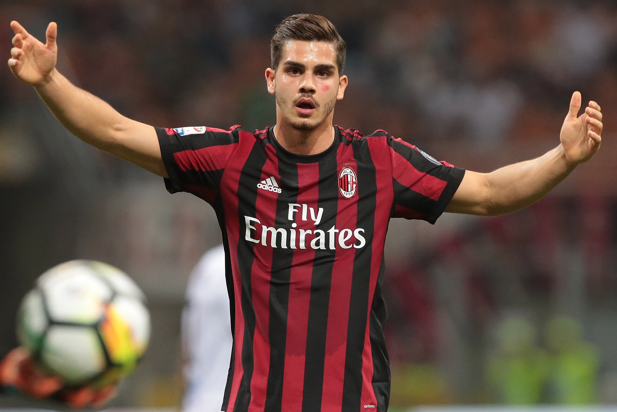 MILAN, ITALY - APRIL 21:  Andre Silva of AC Milan gestures during the serie A match between AC Milan and Benevento Calcio at Stadio Giuseppe Meazza on April 21, 2018 in Milan, Italy.  (Photo by Emilio Andreoli/Getty Images)