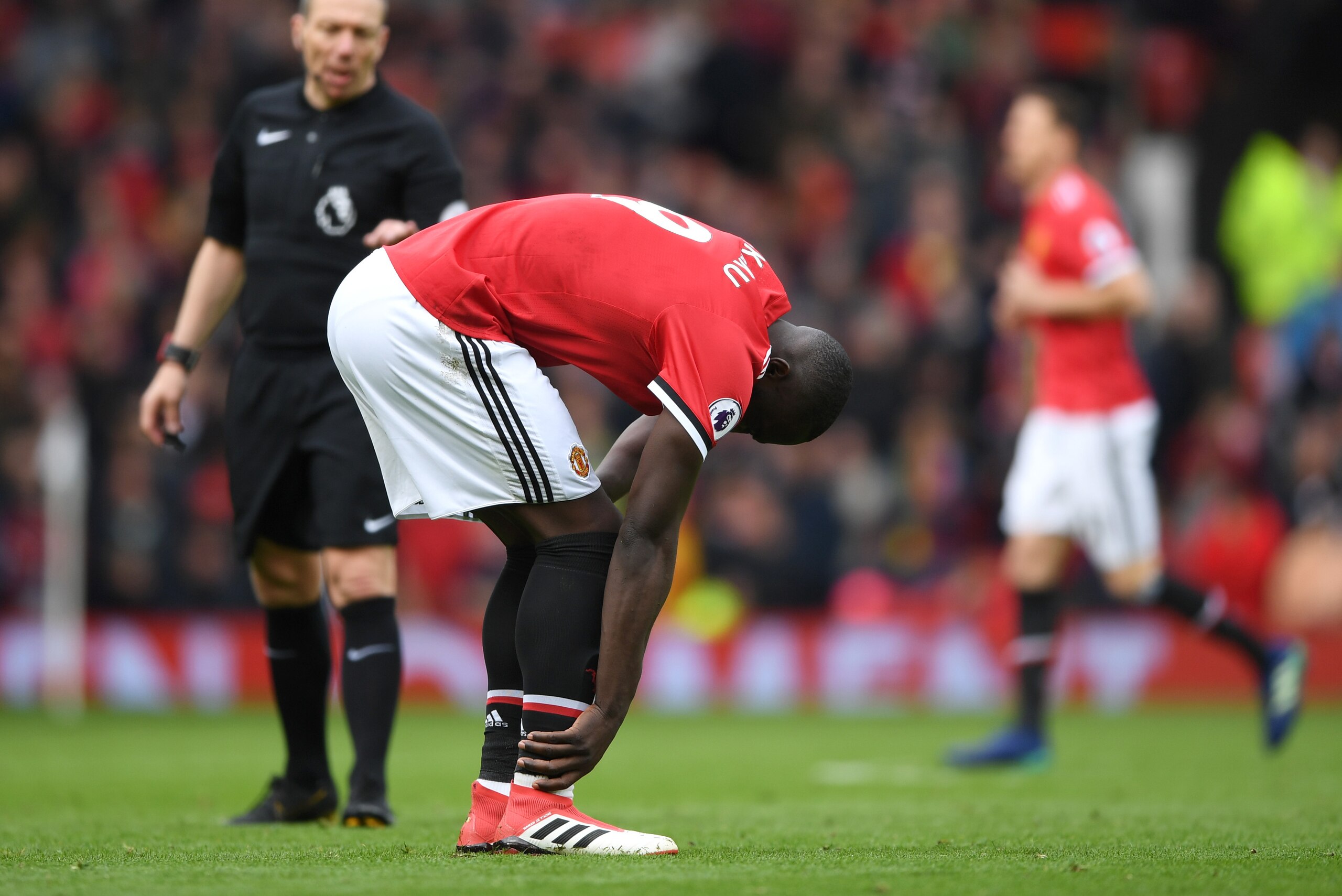 MANCHESTER, ENGLAND - APRIL 29: Romelu Lukaku of Manchester United holds his ankle during the Premier League match between Manchester United and Arsenal at Old Trafford on April 29, 2018 in Manchester, England.  (Photo by Shaun Botterill/Getty Images)