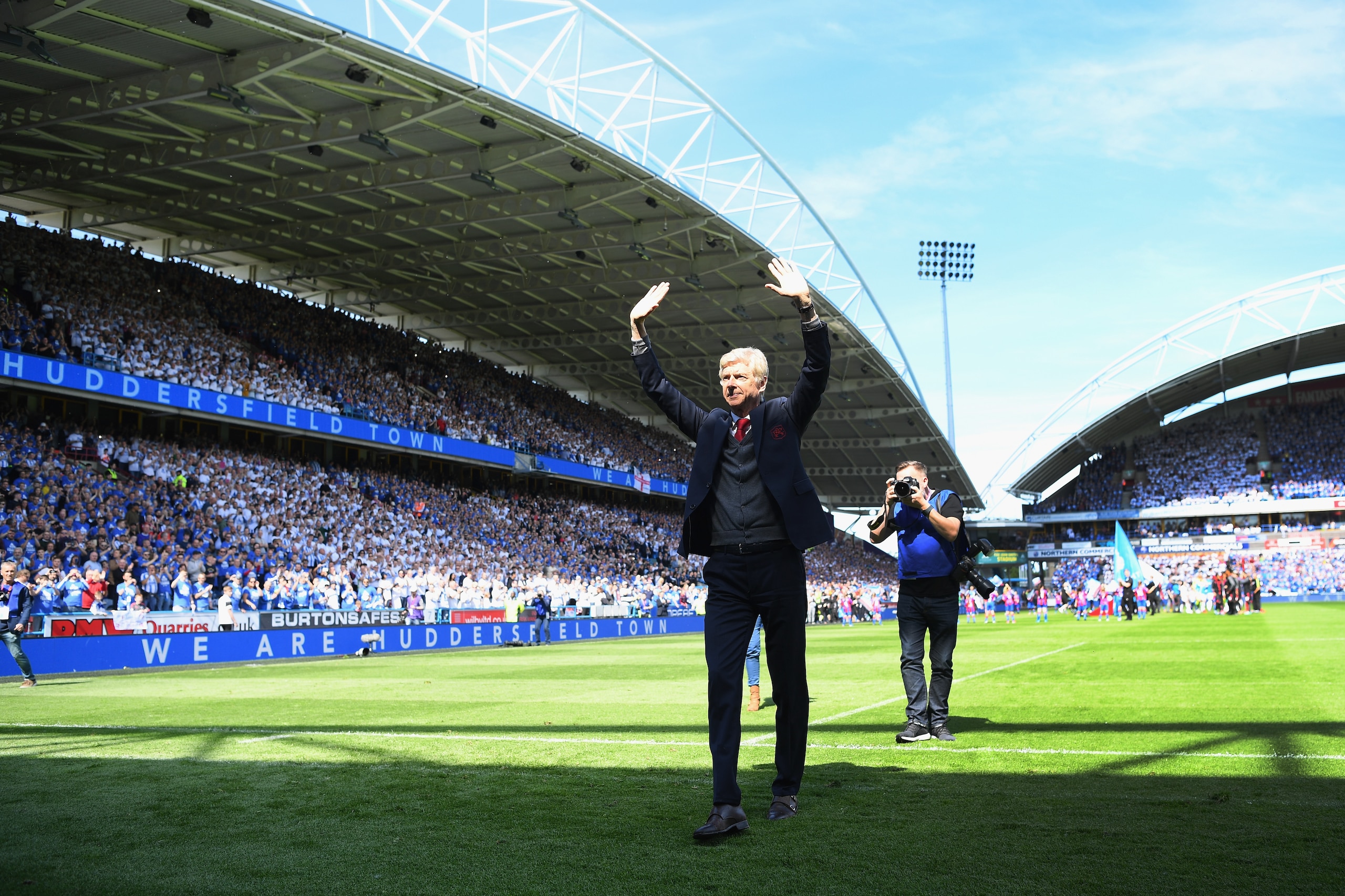 HUDDERSFIELD, ENGLAND - MAY 13:  Arsenal manager Arsene Wenger acknowledges the Arsenal fans before the Premier League match between Huddersfield Town and Arsenal at John Smith's Stadium on May 13, 2018 in Huddersfield, England.  (Photo by Shaun Botterill
