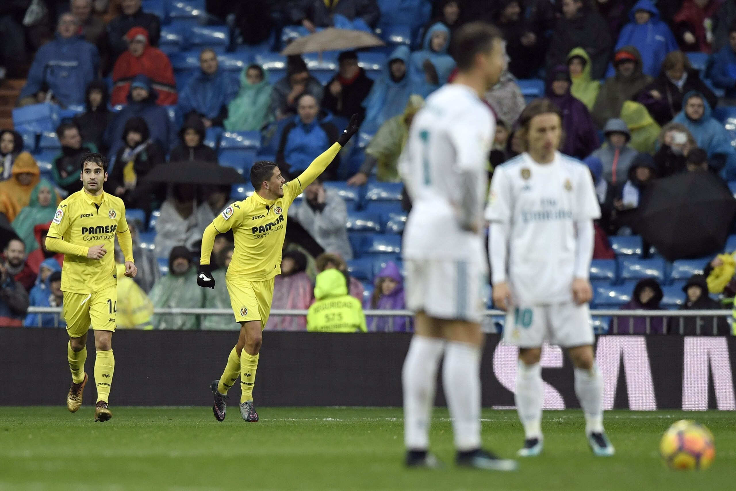 Villarreal's Spanish midfielder Pablo Fornals (C) celebrates after scoring a goal during the Spanish league football match between Real Madrid and Villarreal at the Santiago Bernabeu Stadium in Madrid on January 13, 2018. / AFP PHOTO / GABRIEL BOUYS Villarreal's Spanish midfielder Pablo Fornals (C) celebrates after scoring a goal during the Spanish league football match between Real Madrid and Villarreal at the Santiago Bernabeu Stadium in Madrid on January 13, 2018. / AFP PHOTO / GABRIEL BOUYS