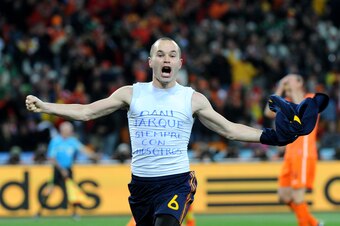 Spain's midfielder Andres Iniesta celebrates after scoring during extra-time in the 2010 World Cup football final Netherlands vs. Spain on July 11, 2010 at Soccer City stadium in Soweto, suburban Johannesburg.    AFP PHOTO / GABRIEL BOUYS (Photo credit sh