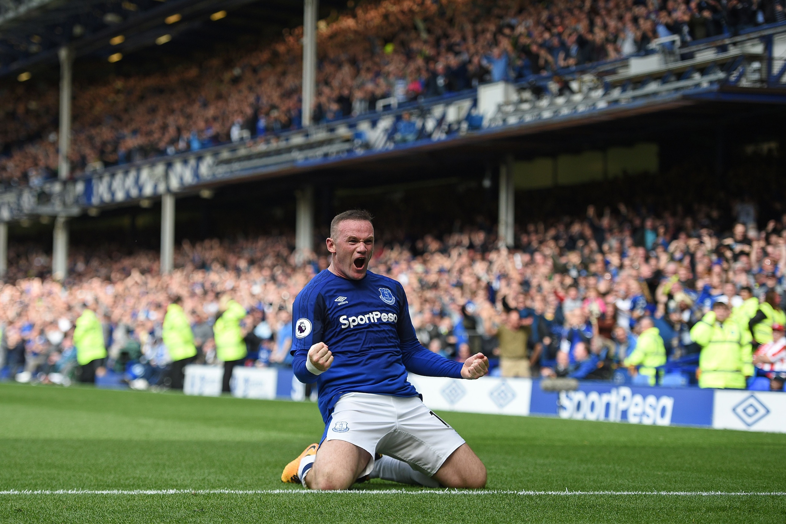 Everton's English striker Wayne Rooney celebrates scoring the opening goal during the English Premier League football match between Everton and Stoke City at Goodison Park in Liverpool, north west England on August 12, 2017. / AFP PHOTO / Oli SCARFF / RES Everton's English striker Wayne Rooney celebrates scoring the opening goal during the English Premier League football match between Everton and Stoke City at Goodison Park in Liverpool, north west England on August 12, 2017. / AFP PHOTO / Oli SCARFF / RES
