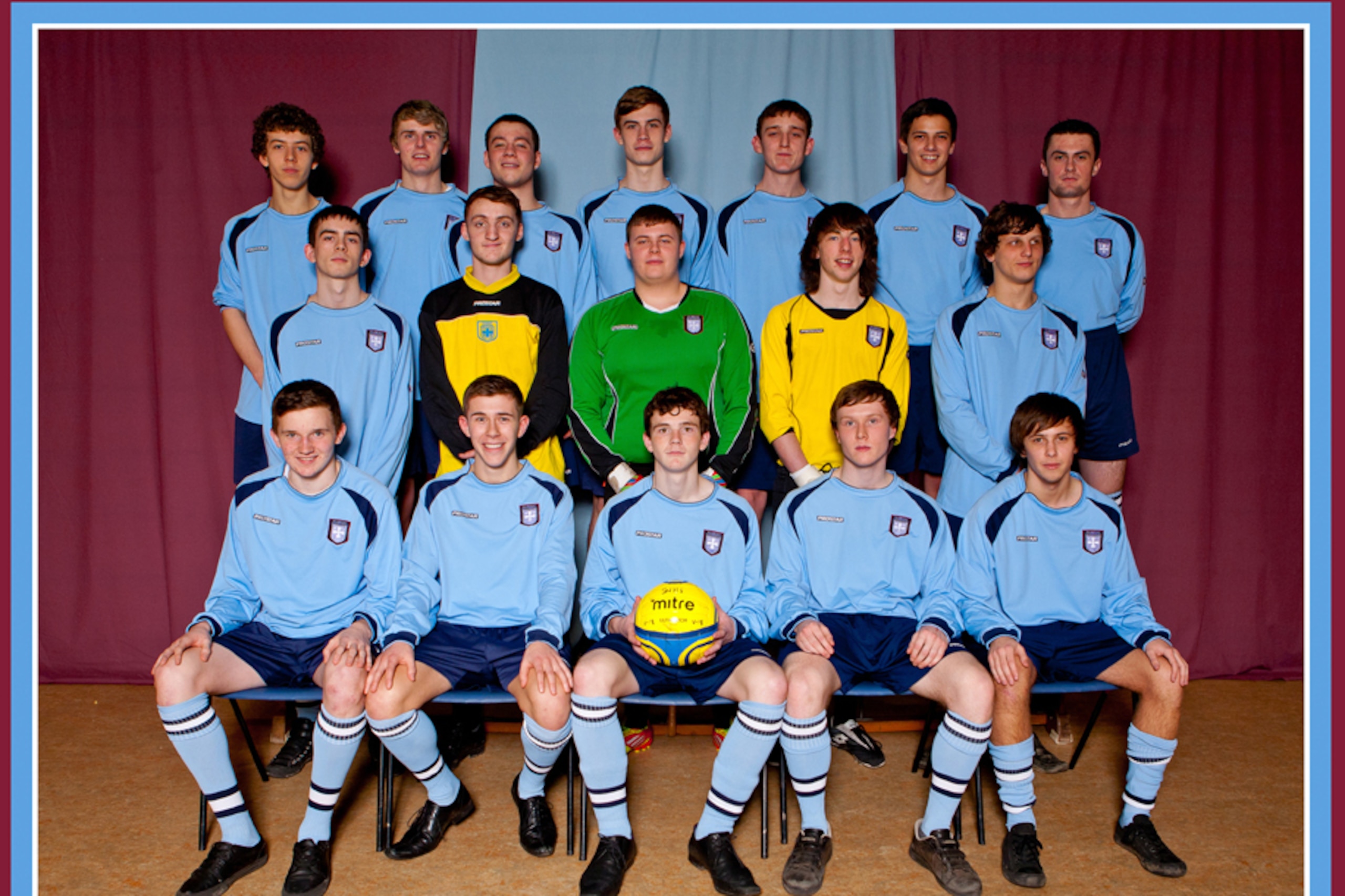 Robertson (bottom middle) with his school team Robertson (bottom middle) with his school team