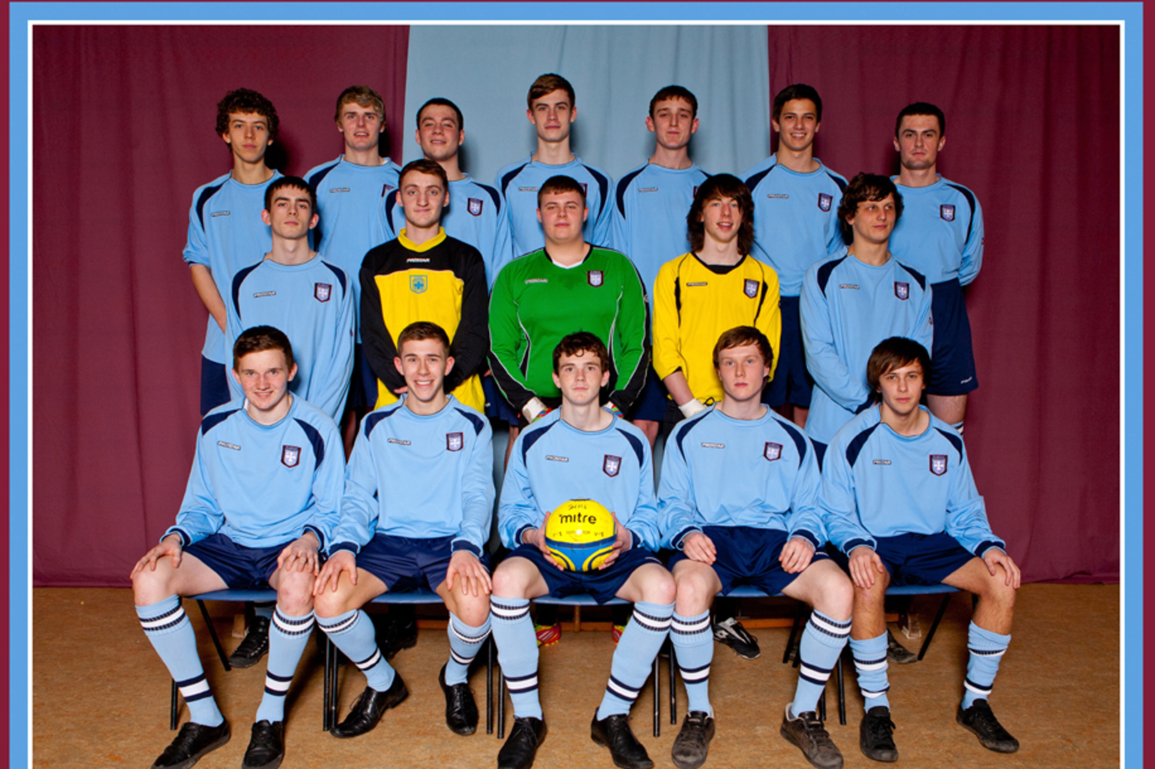 Robertson (bottom middle) with his school team