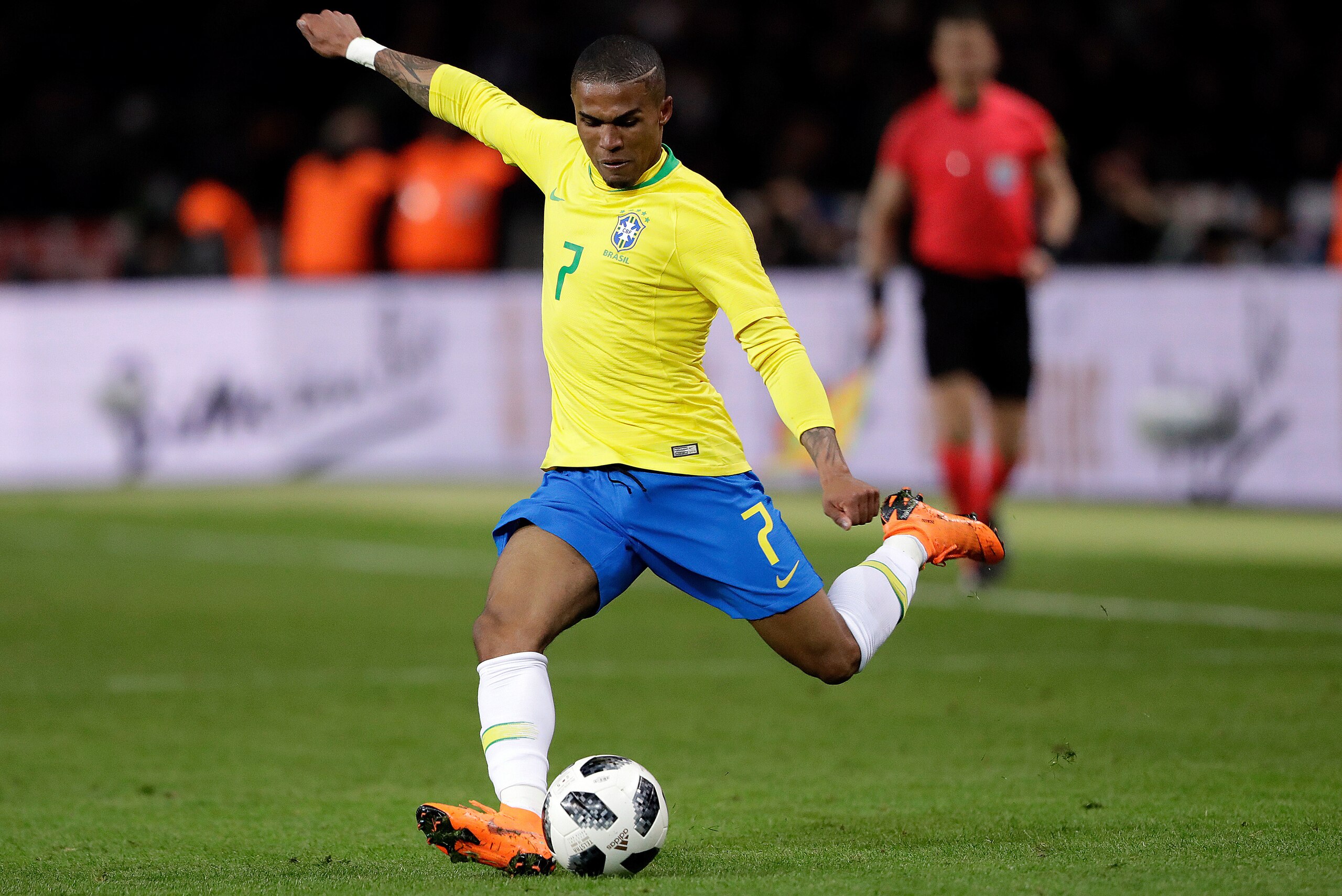 BERLIN, GERMANY - MARCH 27: Douglas Costa of Brazil  during the  International Friendly match between Germany  v Brazil  at the Olympiastadium on March 27, 2018 in Berlin Germany (Photo by Cees van Hoogdalem/Soccrates/Getty Images)
