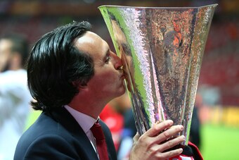 WARSAW, POLAND - MAY 27:  Unai Emery, coach of Sevilla kisses the trophy after the UEFA Europa League Final match between FC Dnipro Dnipropetrovsk and FC Sevilla on May 27, 2015 in Warsaw, Poland.  (Photo by Martin Rose/Getty Images)
