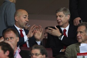 LONDON, ENGLAND - SEPTEMBER 28:  Arsene Wenger manager of Arsenal (R) and Ivan Gazidis, CEO of Arsenal (L) in discussion as they sit in the stands prior to the UEFA Champions League Group F match between Arsenal and Olympiacos at the Emirates Stadium on S