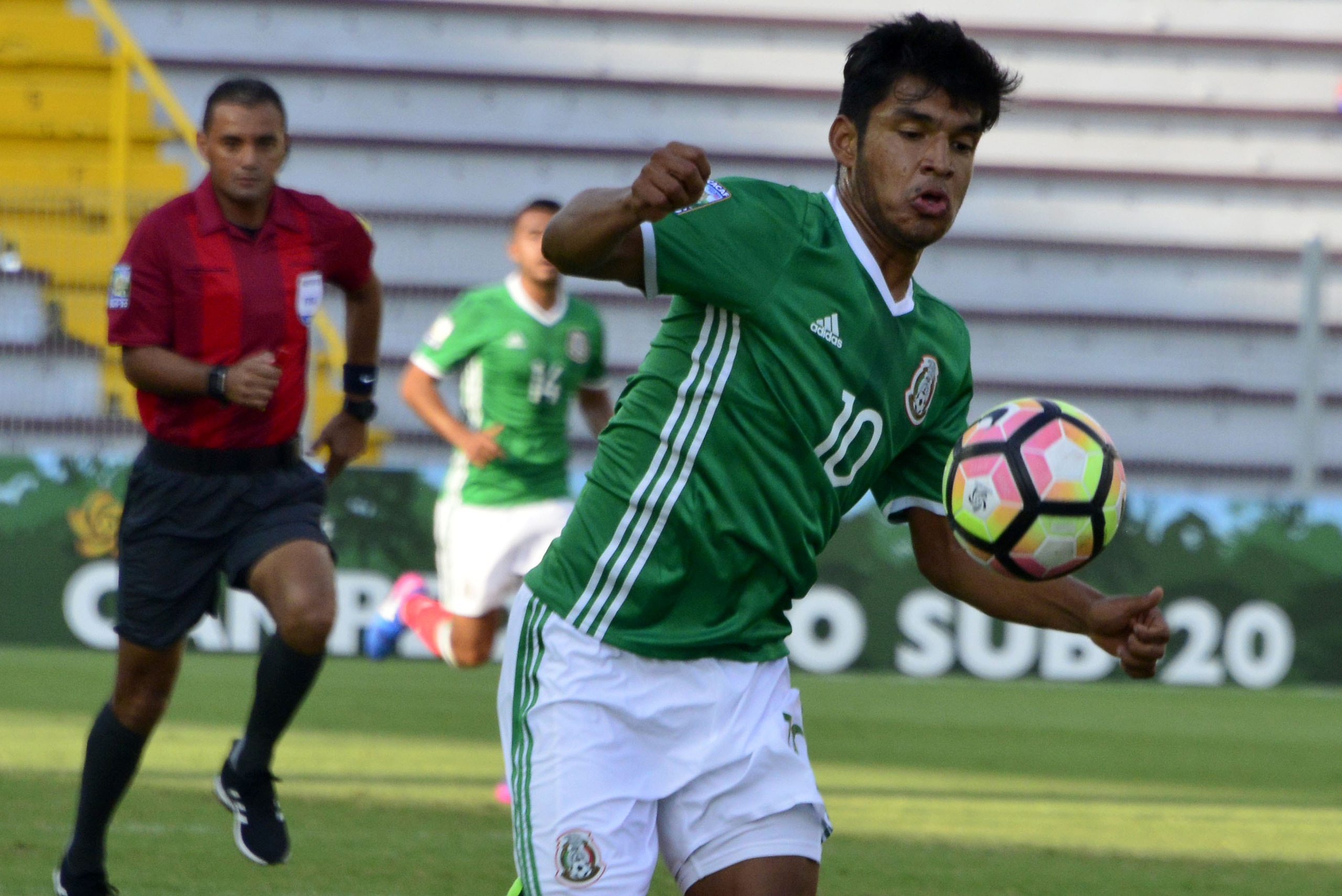 Mexico's Eduardo Aguirre controls the ball during his team's Under-20 Concacaf qualifying football match against the United States at the Ricardo Saprissa Stadium in Tibas, Costa Rica on February 27, 2017. / AFP / EZEQUIEL BECERRA        (Photo credit sho