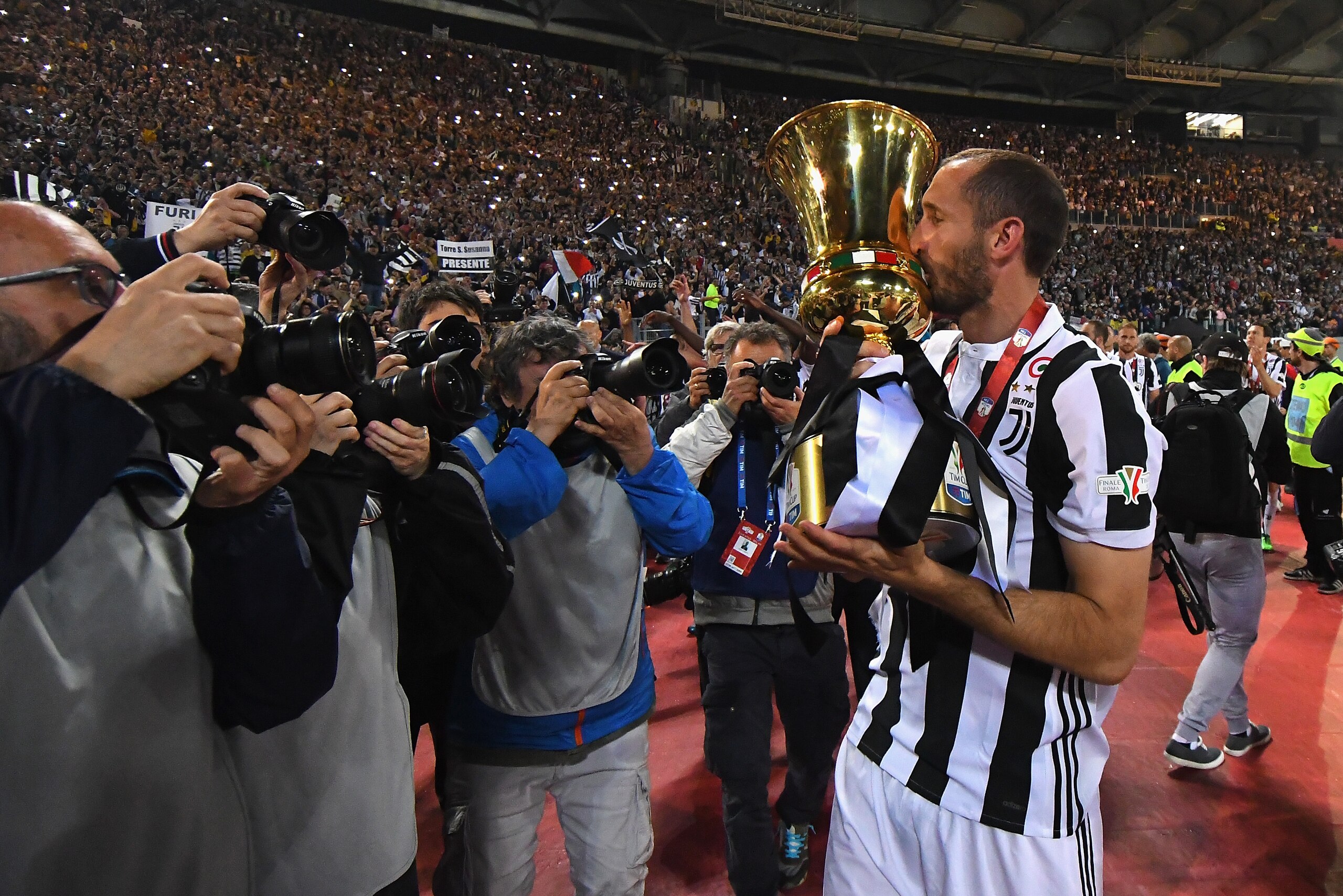 ROME, ITALY - MAY 09: Giorgio Chiellini of Juventus celebrates the victory after the TIM Cup  Final between Juventus and AC Milan at Stadio Olimpico on May 9, 2018 in Rome, Italy.  (Photo by Alessandro Sabattini/Getty Images)