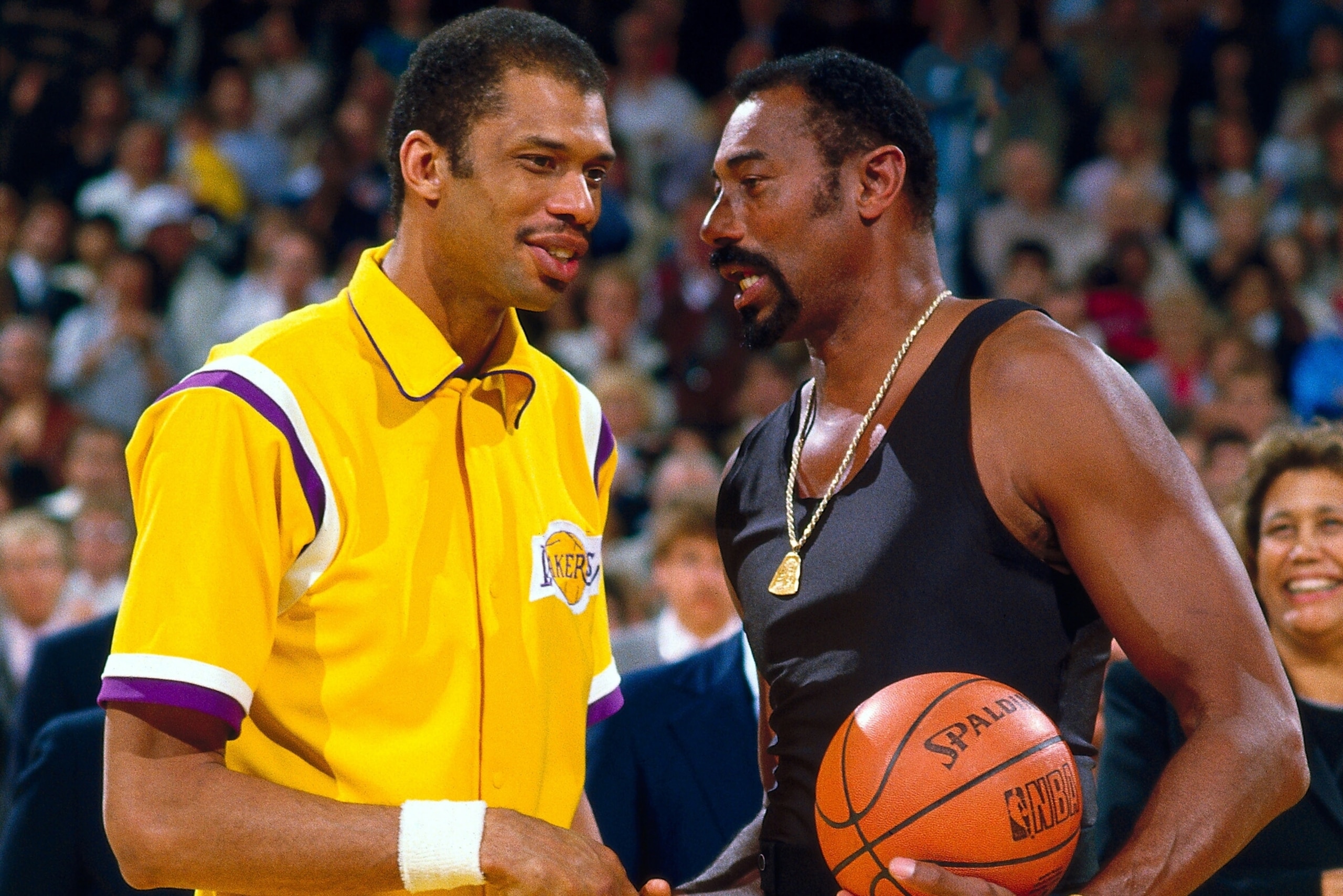 INGLEWOOD, CA - APRIL 6:  Kareem Abdul Jabbar  #33 of the Los Angeles Lakers talks with Wilt Chamberlain on the court prior to playing an NBA game against the Kansas City Kings on April 6, 1984 at the Forum in Inglewood, California.   NOTE TO USER: User e