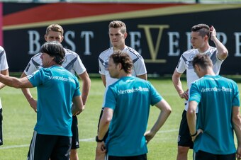 EPPAN, ITALY - MAY 28: Head coach Jochaim Loew of Germany gives instructions and Niklas Suele of Germany, Nils Petersen of Germany, Matthias Ginter of Germany and Julian Draxler of Germany look on during day six of the Southern Tyrol Training Camp on May 